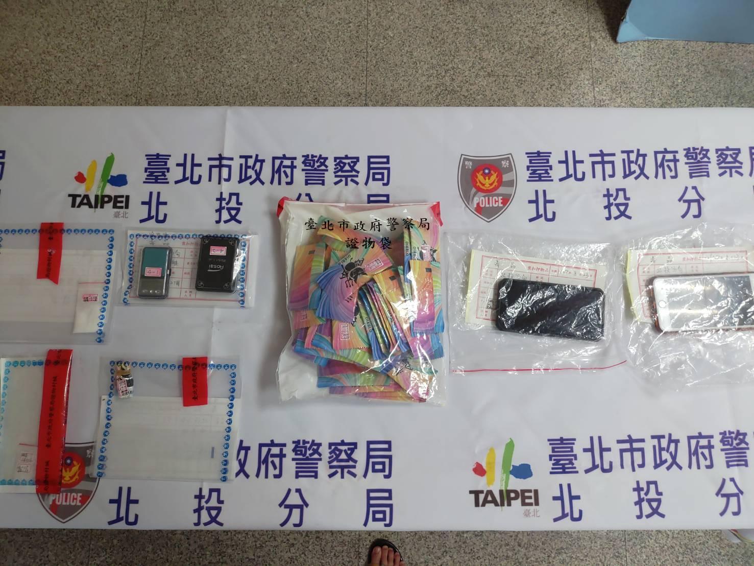 於三重豪宅內起獲小惡魔咖啡包55包及愷他命等毒品。（警方提供）