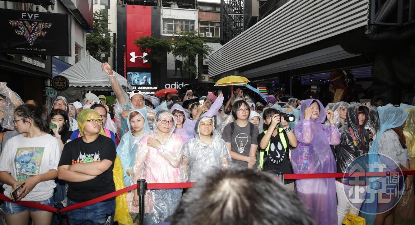 天公不做美，粉絲穿著雨衣熱情不減地跟著李國毅合唱，讓他很心疼。