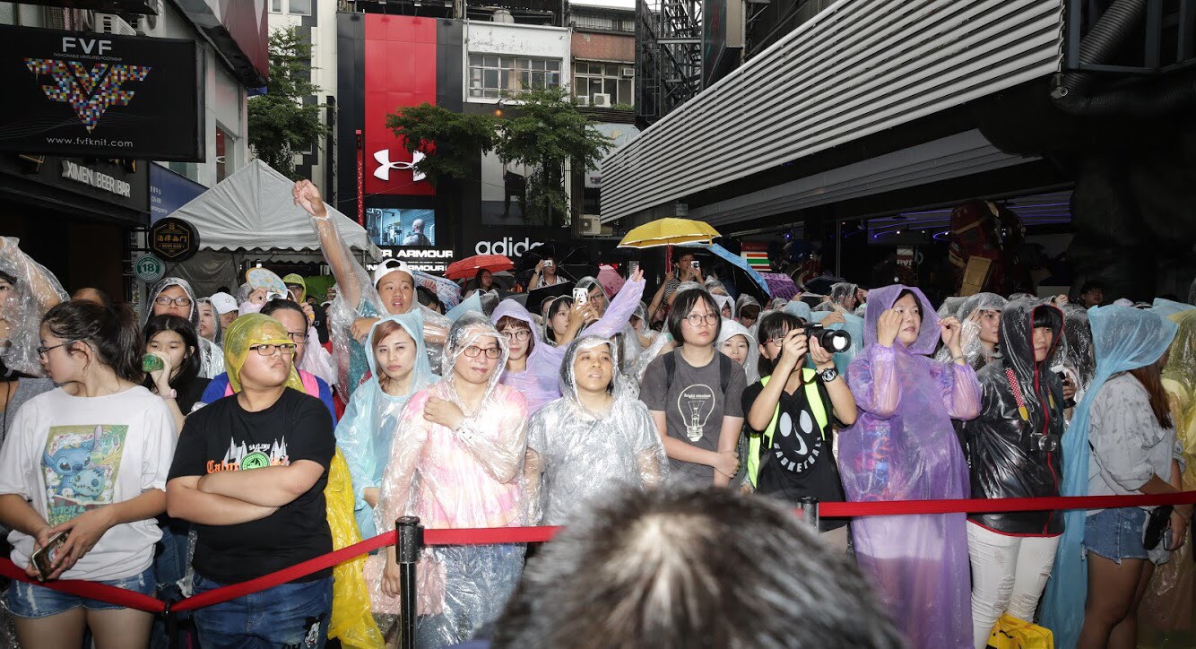 天公不做美，粉絲穿著雨衣熱情不減地跟著李國毅合唱，讓他很心疼。