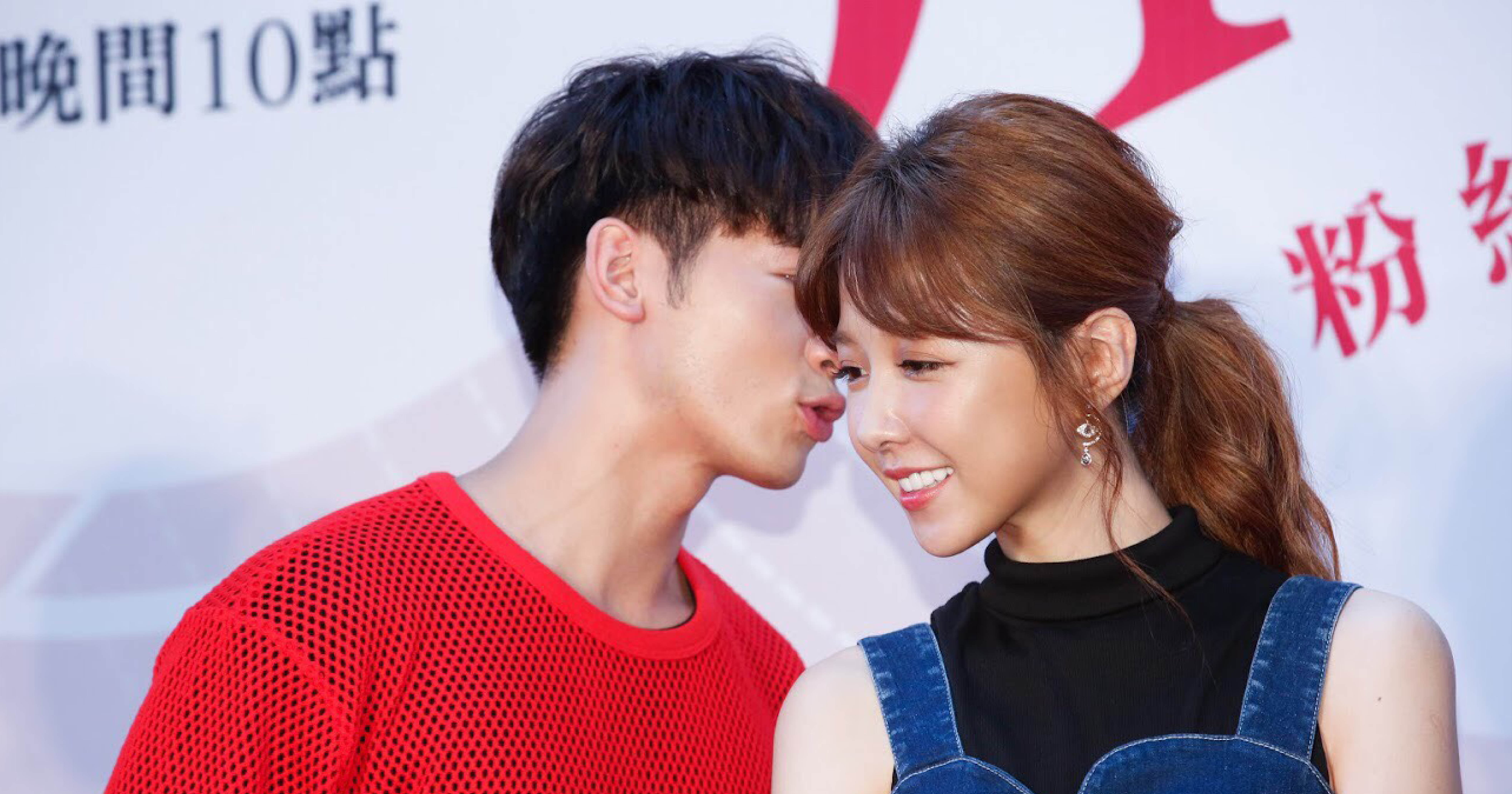 吳思賢與邵雨薇兩人不時交頭接耳，悄悄話說不完。