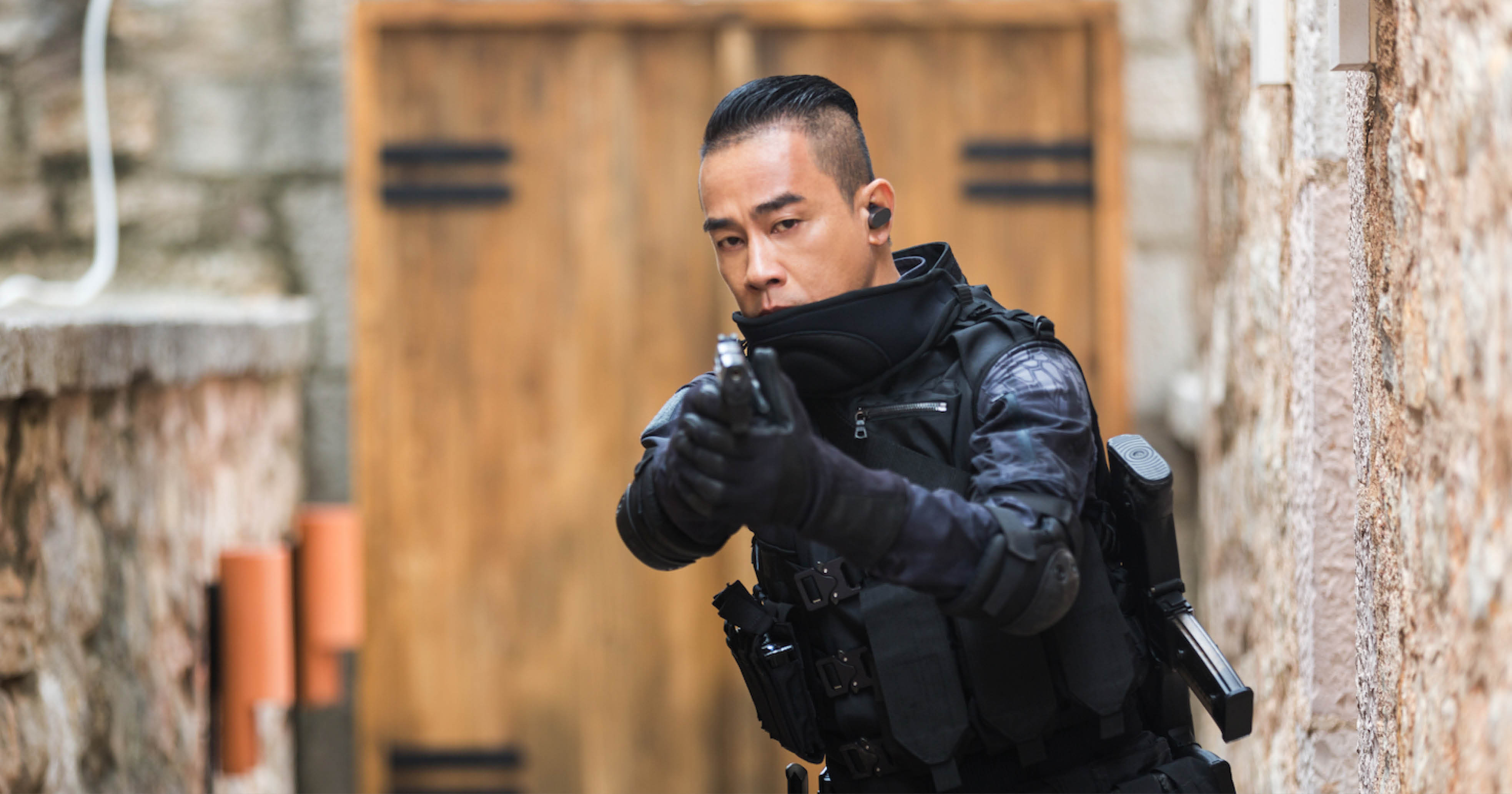 陳小春持槍準備殺敵的模樣帥氣。（寬魚國際提供）