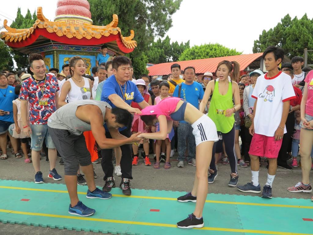 胡瓜發想新遊戲，卻不小心把藝人林玉書的衣服整件拉下來。（民視提供）