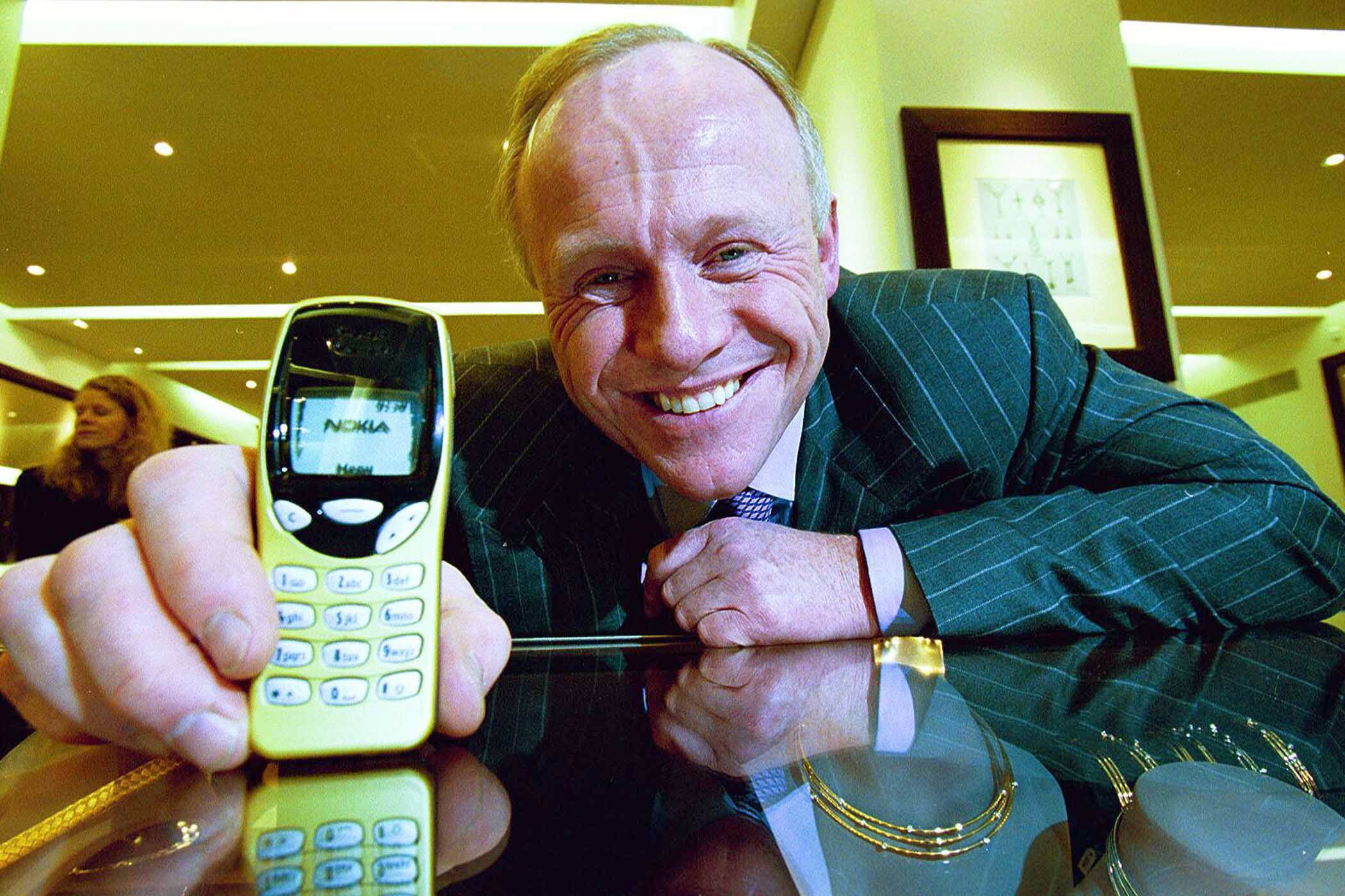 英國億萬富豪John Caudwell手持一部Nokia 3210。這部手機於1999年上市,近二十年來多少科技趨勢出現意想不到的變化。(東方IC)