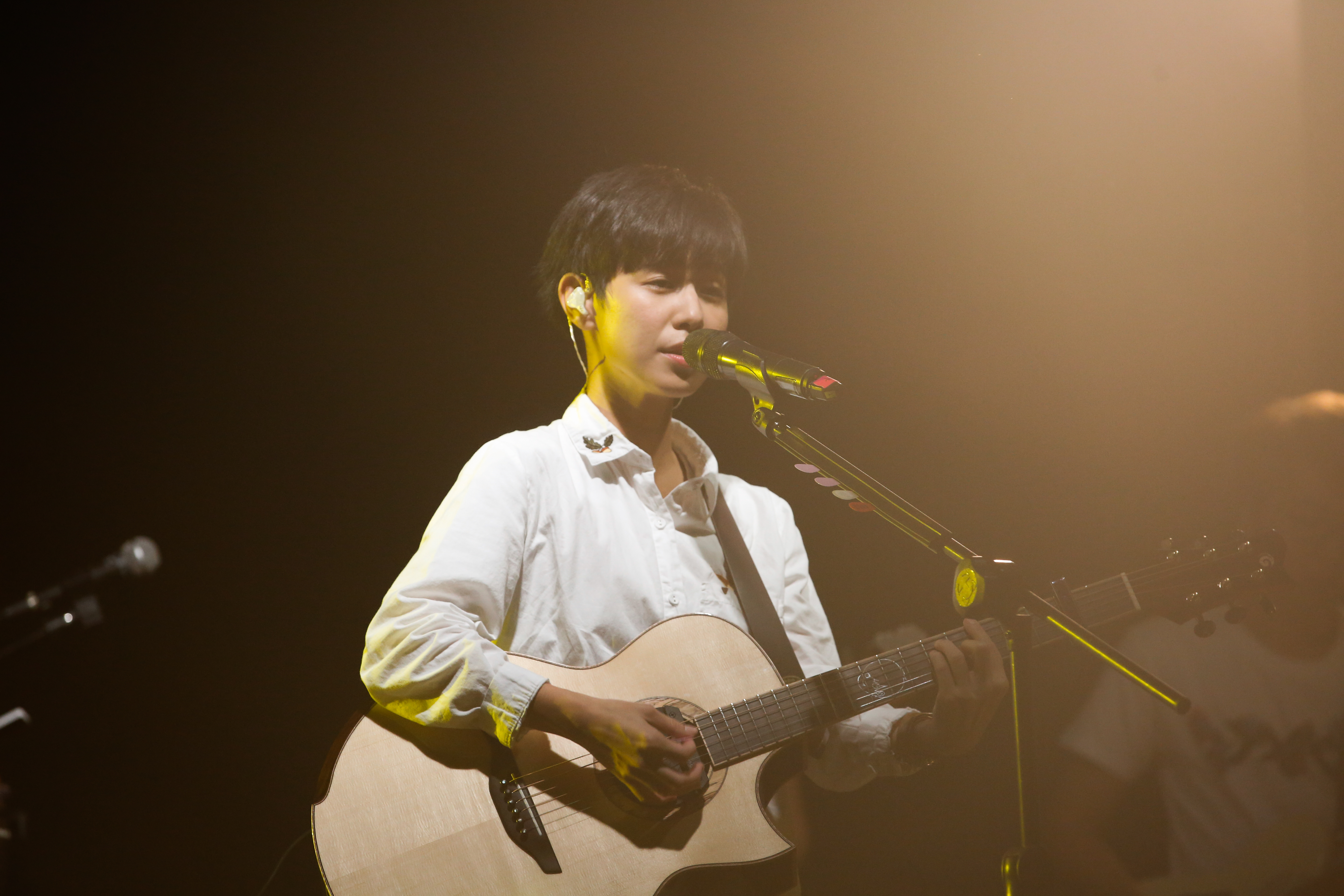 魏嘉瑩形象清新歌聲乾淨，擁有不少死忠歌迷。