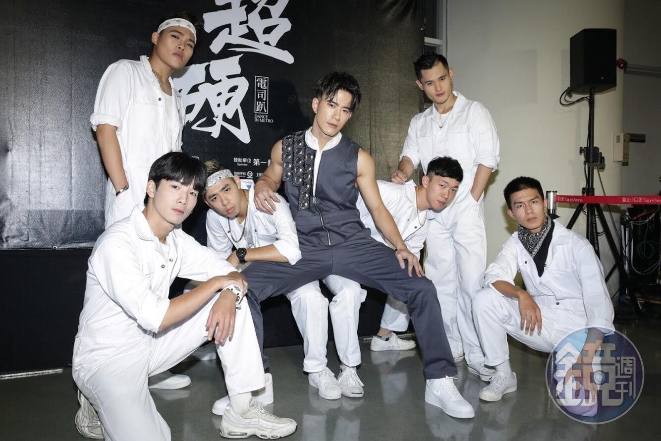 身材精壯的JR,帥氣舞姿也非常吸睛。
