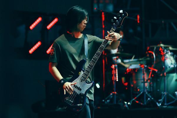 阿信在演唱會上開瑪莎玩笑，稱他是蔡瓔珞。（相信音樂提供）