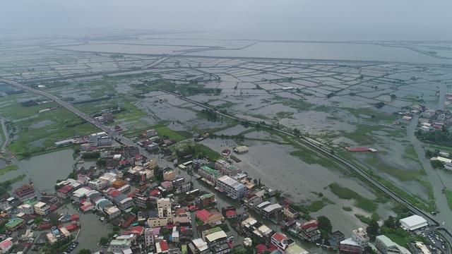 東石鄉幾乎成了水鄉澤國，東崙村更是泡在水裡。（縣府提供）