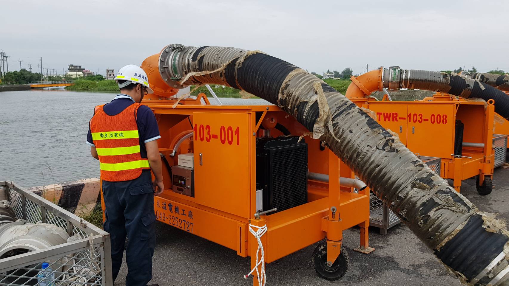 台中市政府漏夜南下支援，天亮時已經完成抽水機組裝。（台中市政府提供）