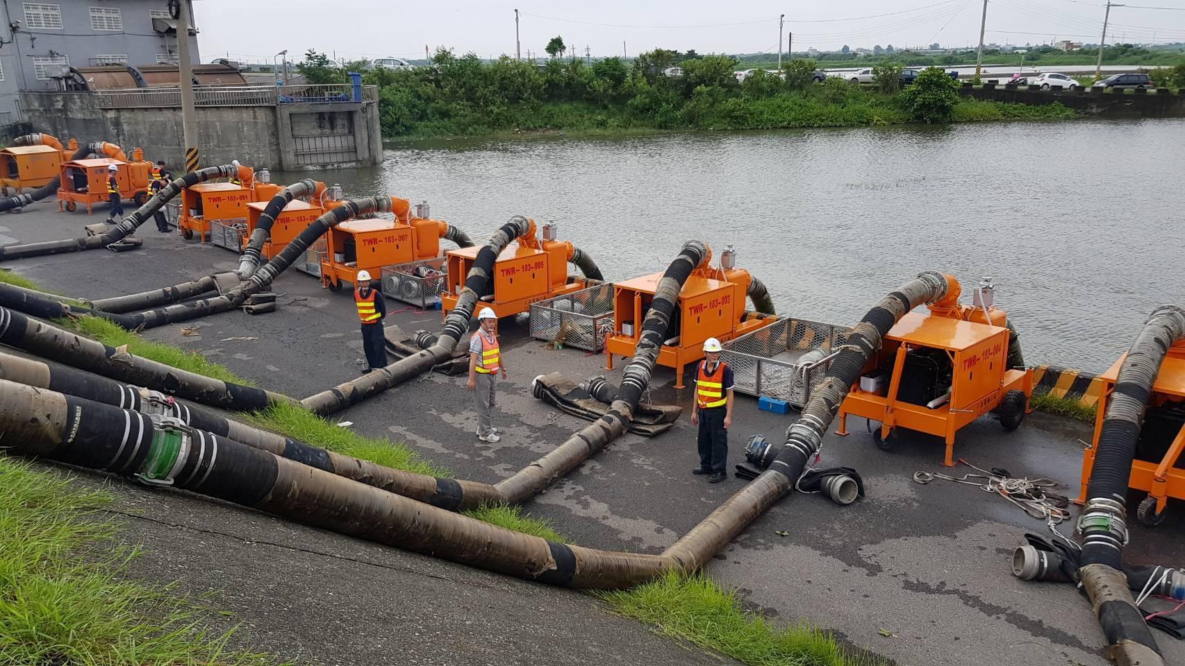 8部移動式抽水機在台南市北門區新圍抽水站備戰。（台中市政府提供）