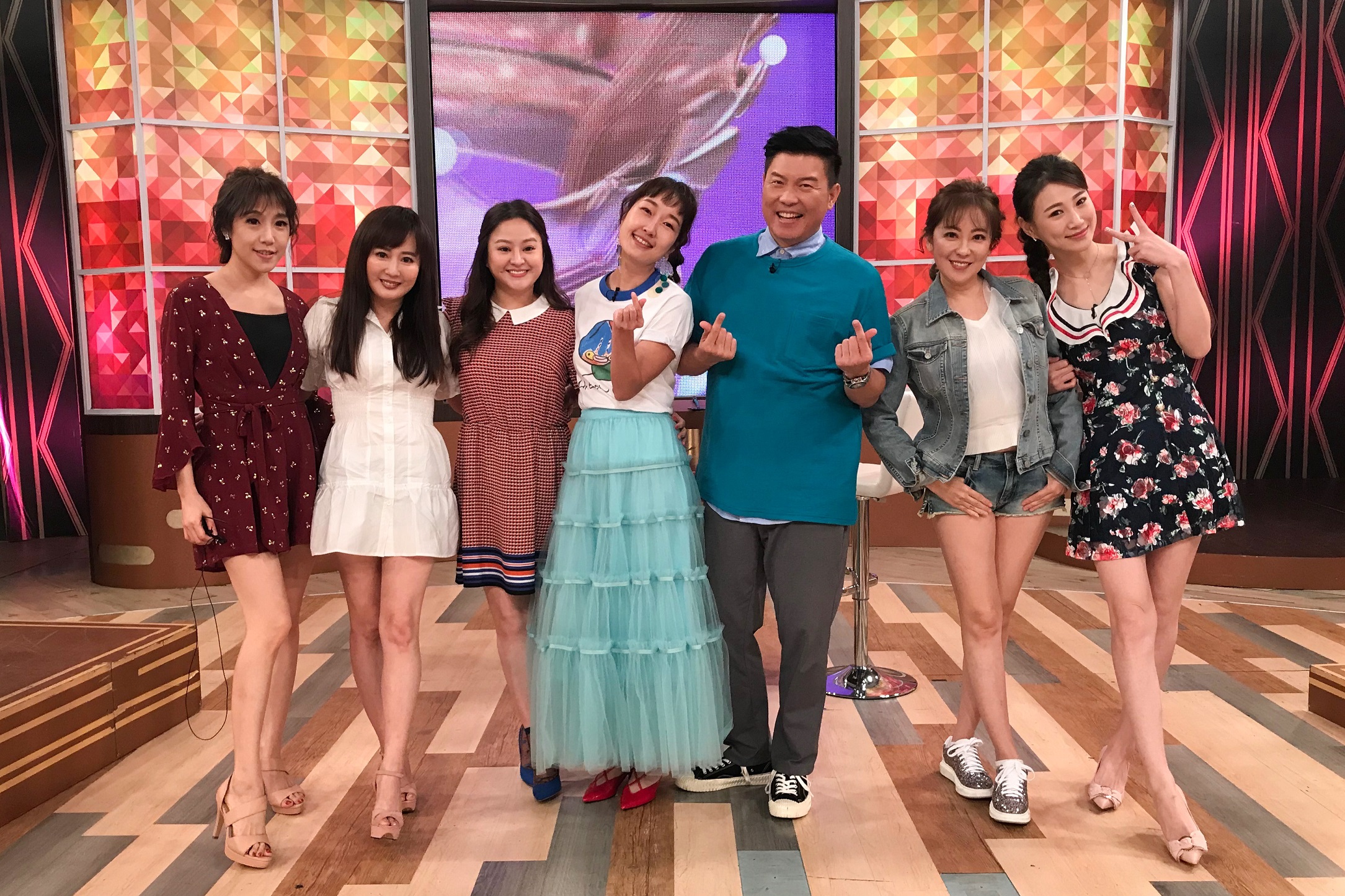 衛視中文台《一袋女王》嫁雞隨雞嫁狗隨狗，請來左起佩佩、陳立芹、何嘉文、巴鈺、曾國城、況明潔、李新當來賓，詳談在台灣拜拜趣事。（衛視中文台提供）