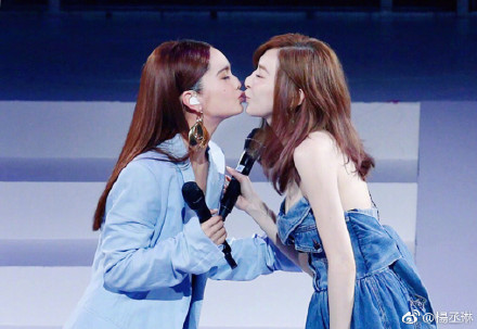 這次北京場楊丞琳找來好友王心凌當嘉賓，兩人除了合唱〈當你〉，也在台上大玩親親。（翻攝自楊丞琳微博）