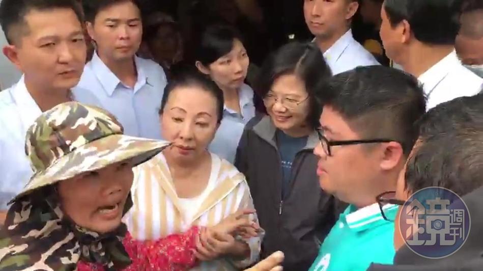 嘉義勘災小插曲，民眾攔路向總統陳情，當場與里長發生口角。