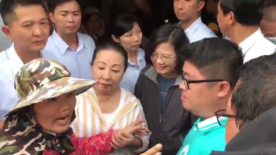 嘉義勘災小插曲，民眾攔路向總統陳情，當場與里長發生口角。