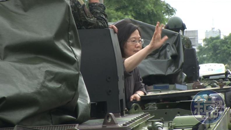 總統蔡英文昨（25日）前往嘉義重災區勘災時，搭乘雲豹車向民眾揮手挨轟作秀。
