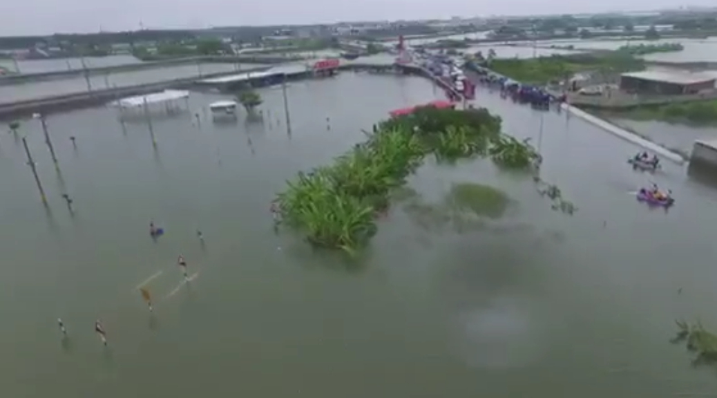 現場已經分不清道路還是農田，有救難人員乘著橡皮艇前往災區，畫面怵目驚心。（呂竑毅提供）