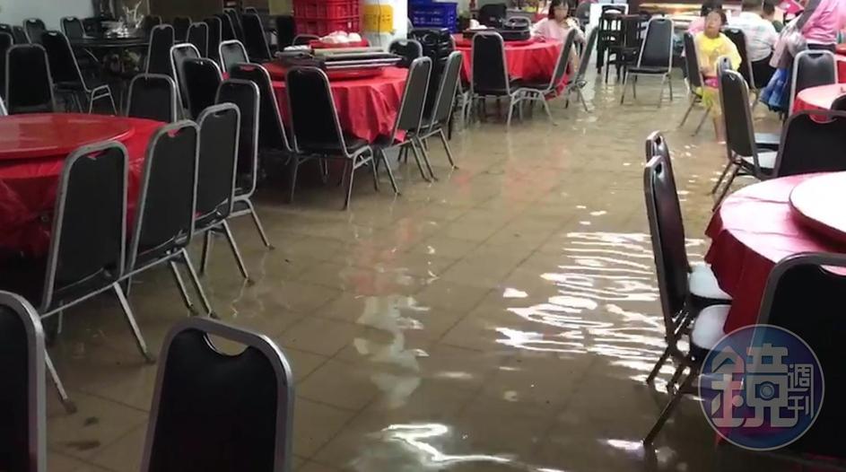 名符其實流水席，嘉義布袋有知名餐廳飽受水患，光食材就損失百萬以上，苦不堪言。