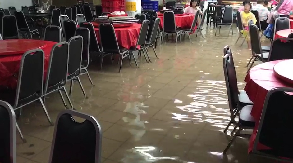 名符其實流水席，嘉義布袋有知名餐廳飽受水患，光食材就損失百萬以上，苦不堪言。