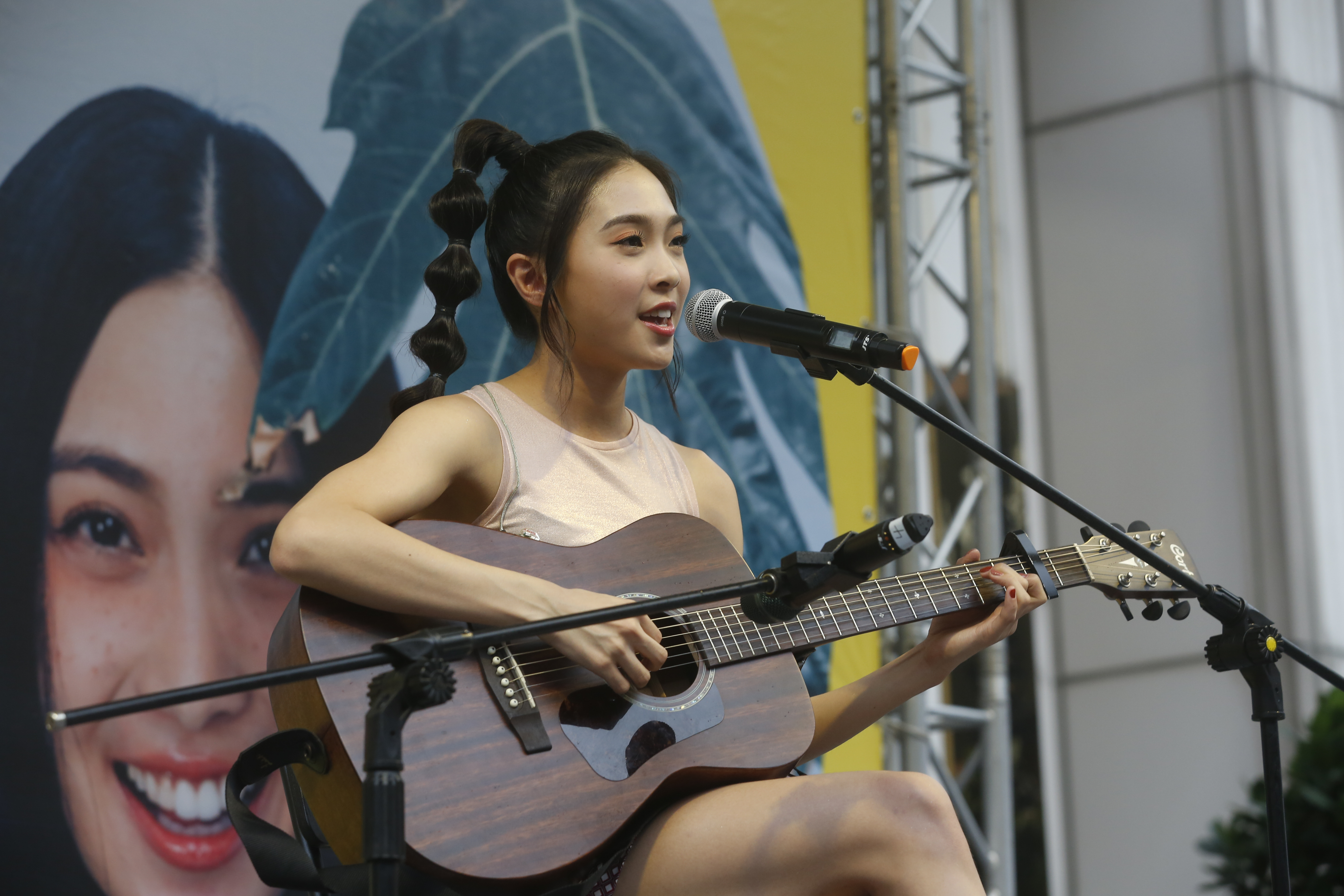 簽唱會現場雖下起大雨，粉絲依然到場力挺，讓陳葦廷很感動。