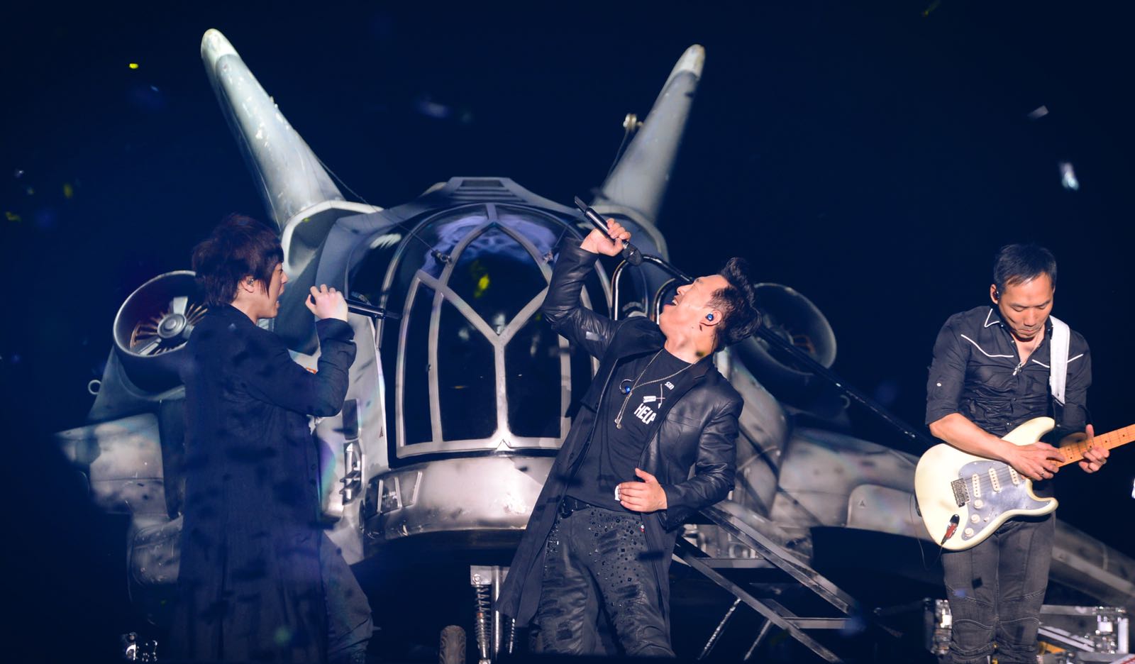 阿信和黃渤合唱「傷心的人別聽慢歌」。（相信音樂提供）