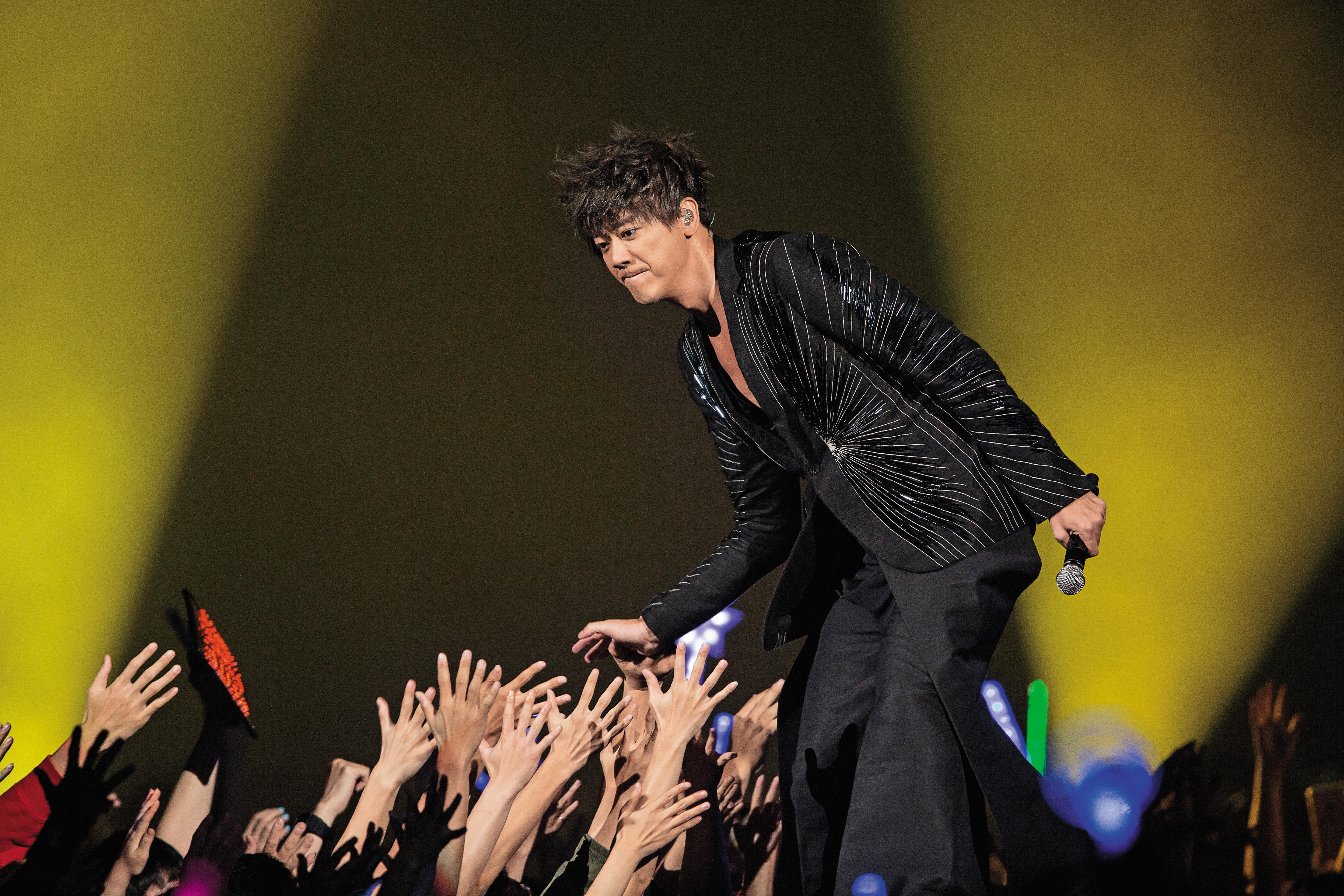 外型高大帥氣的信，嘹亮的歌聲深受許多歌迷喜愛。