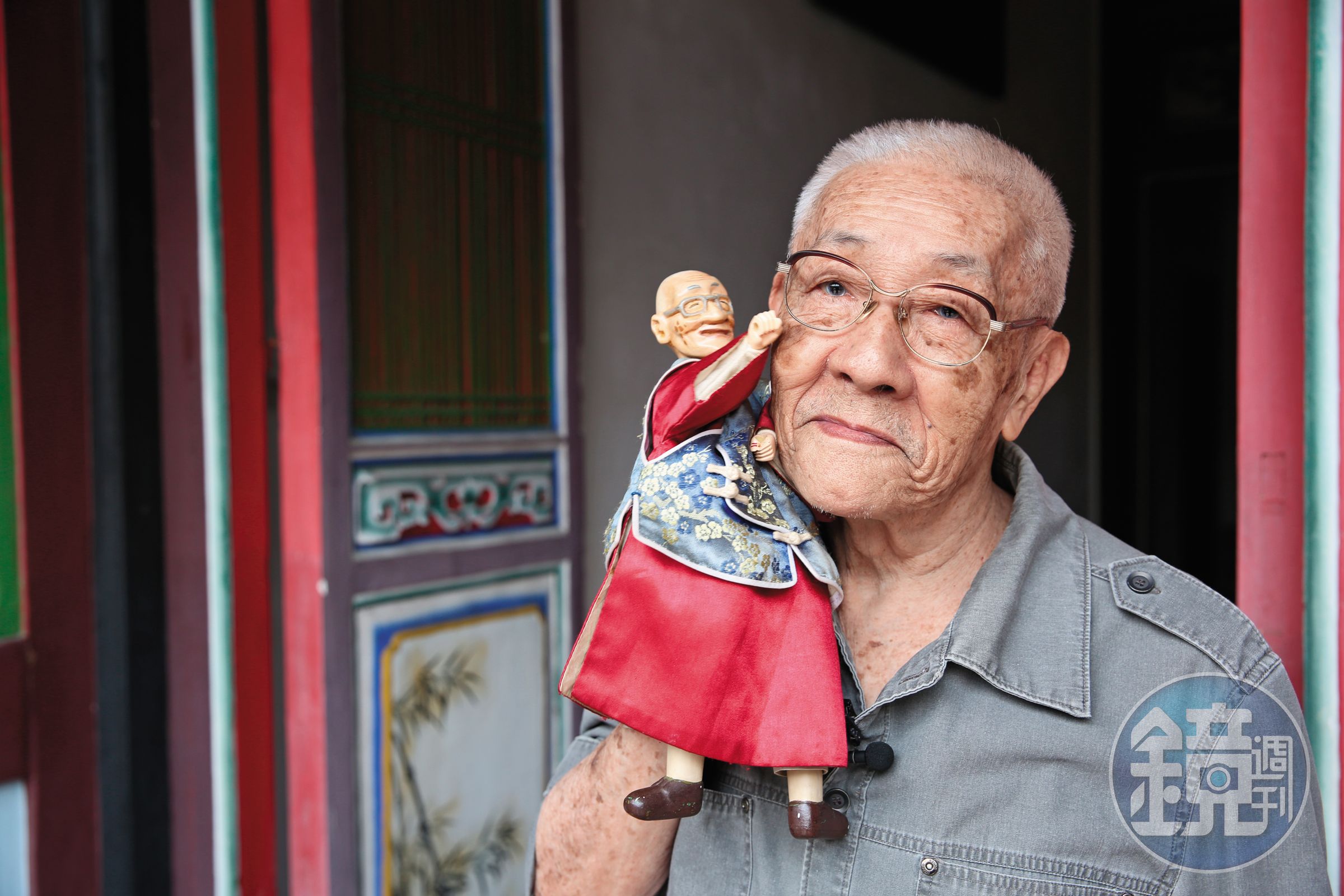 儘管貴為國寶級藝師，陳錫煌一生都活在父親李天祿的光環下，對父親有著難以言說的複雜情感。