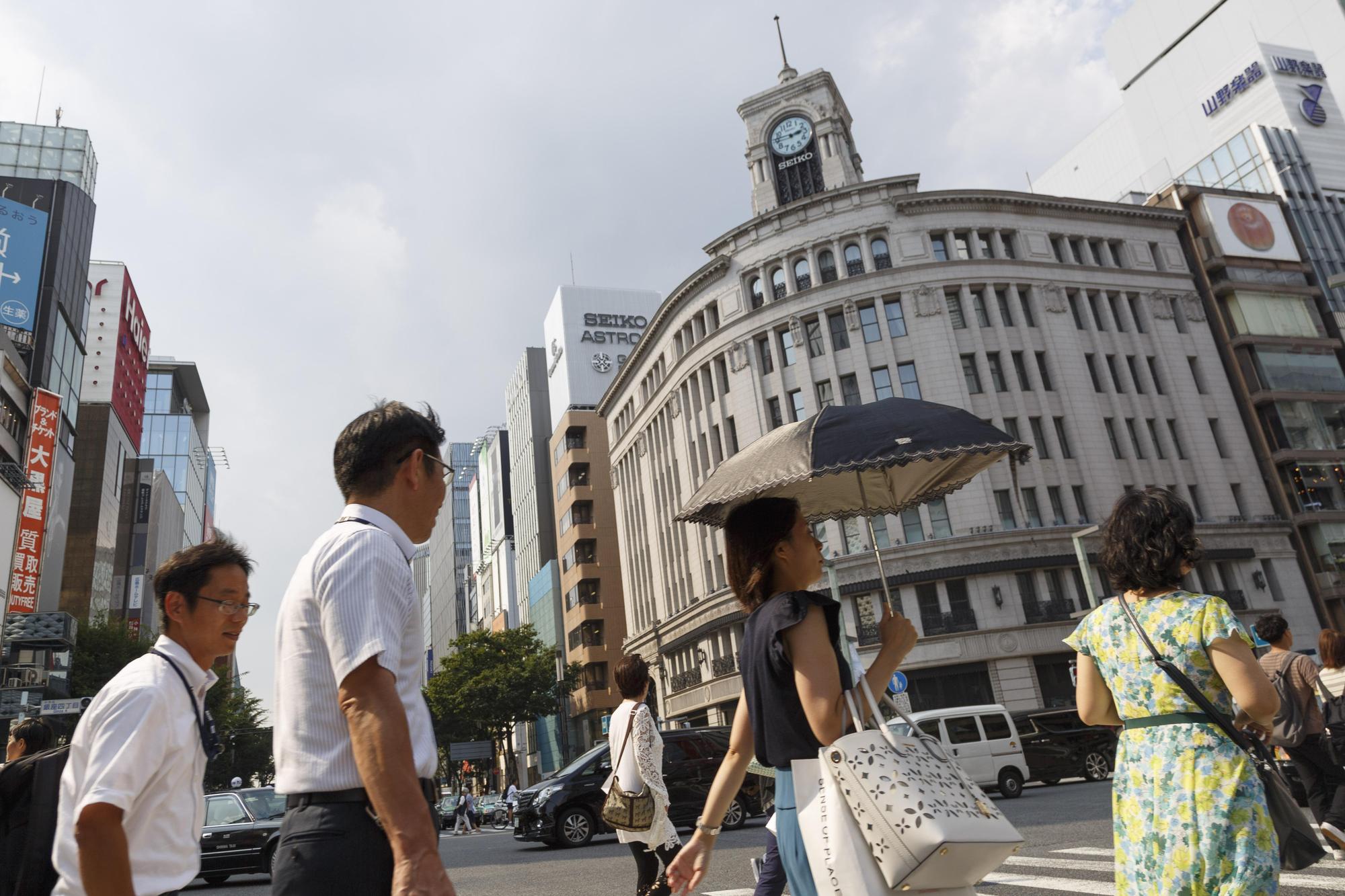 擔心兩年後東京奧運會熱到無法比賽，日本政府研擬實施「夏令時間」，在6到8月把時間撥快2小時，讓比賽提前到較涼爽的時段舉行。（東方IC）