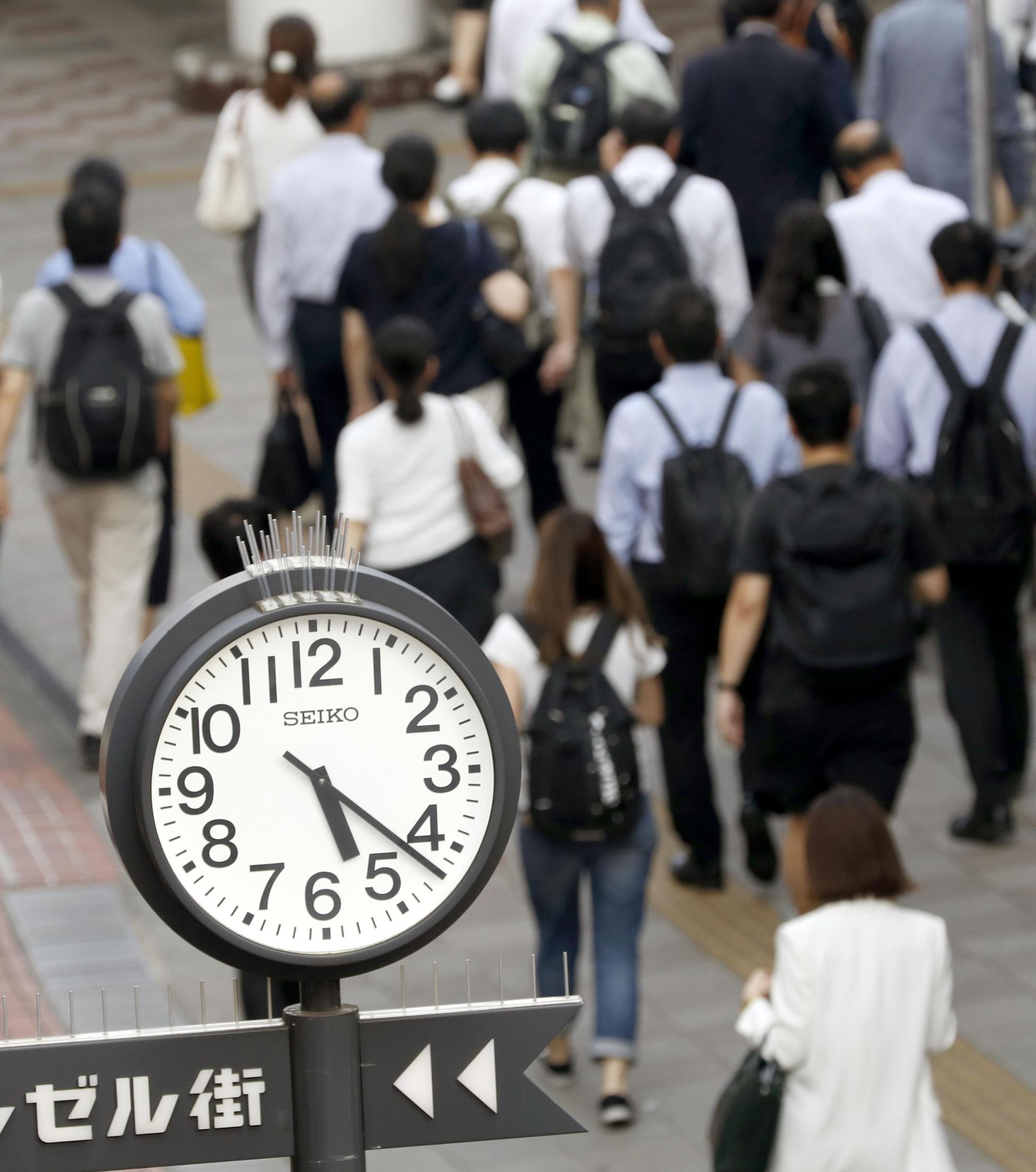 儘管「夏令時間」只是撥快1小時，生理時鐘卻要花3到4週來調整適應，正因為對健康有一定危害，歐盟正在討論是否要廢止。（東方IC）