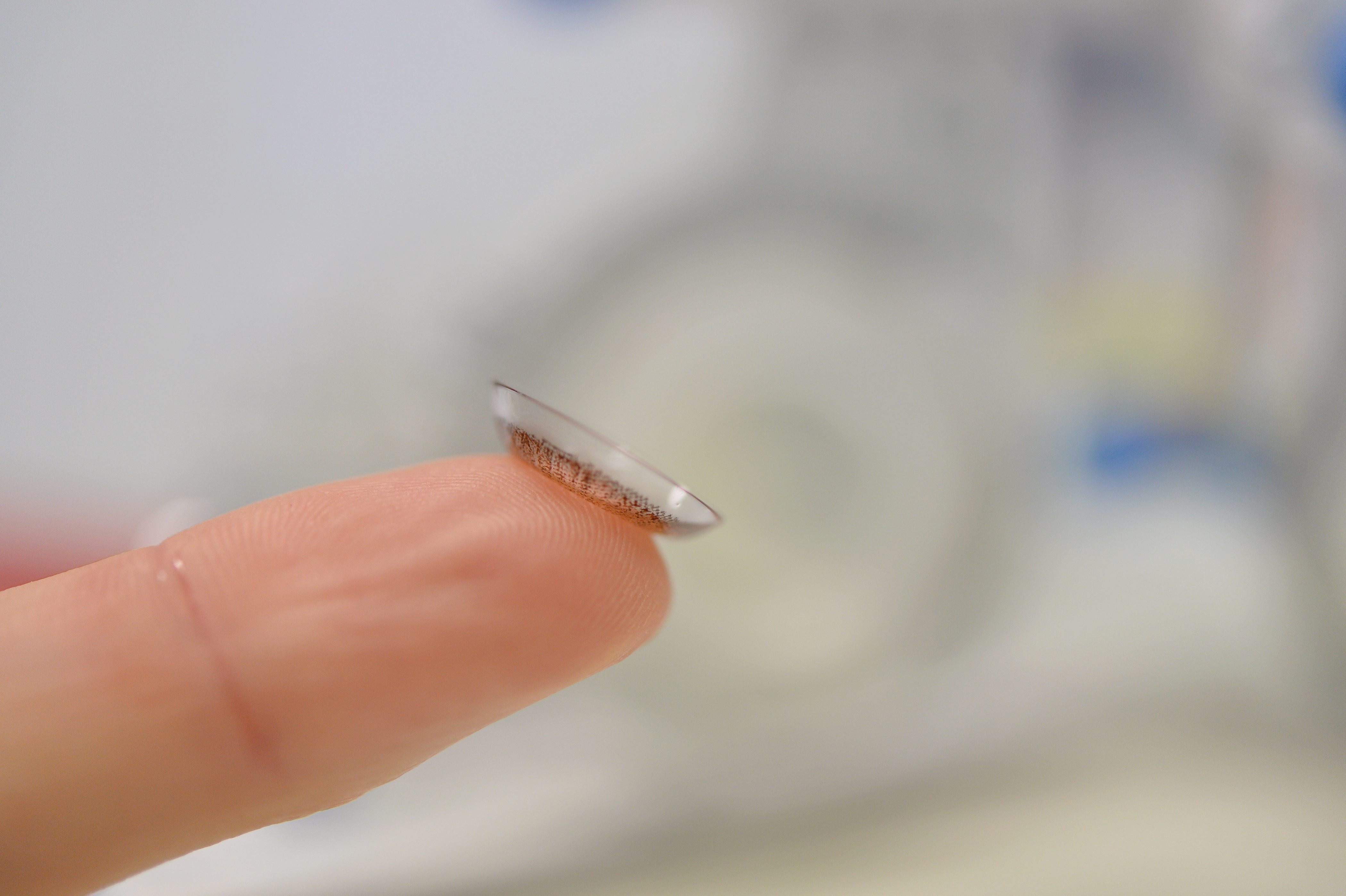 根據最新的研究顯示,隱形眼鏡是汙染海洋的幫凶之一。(東方IC)