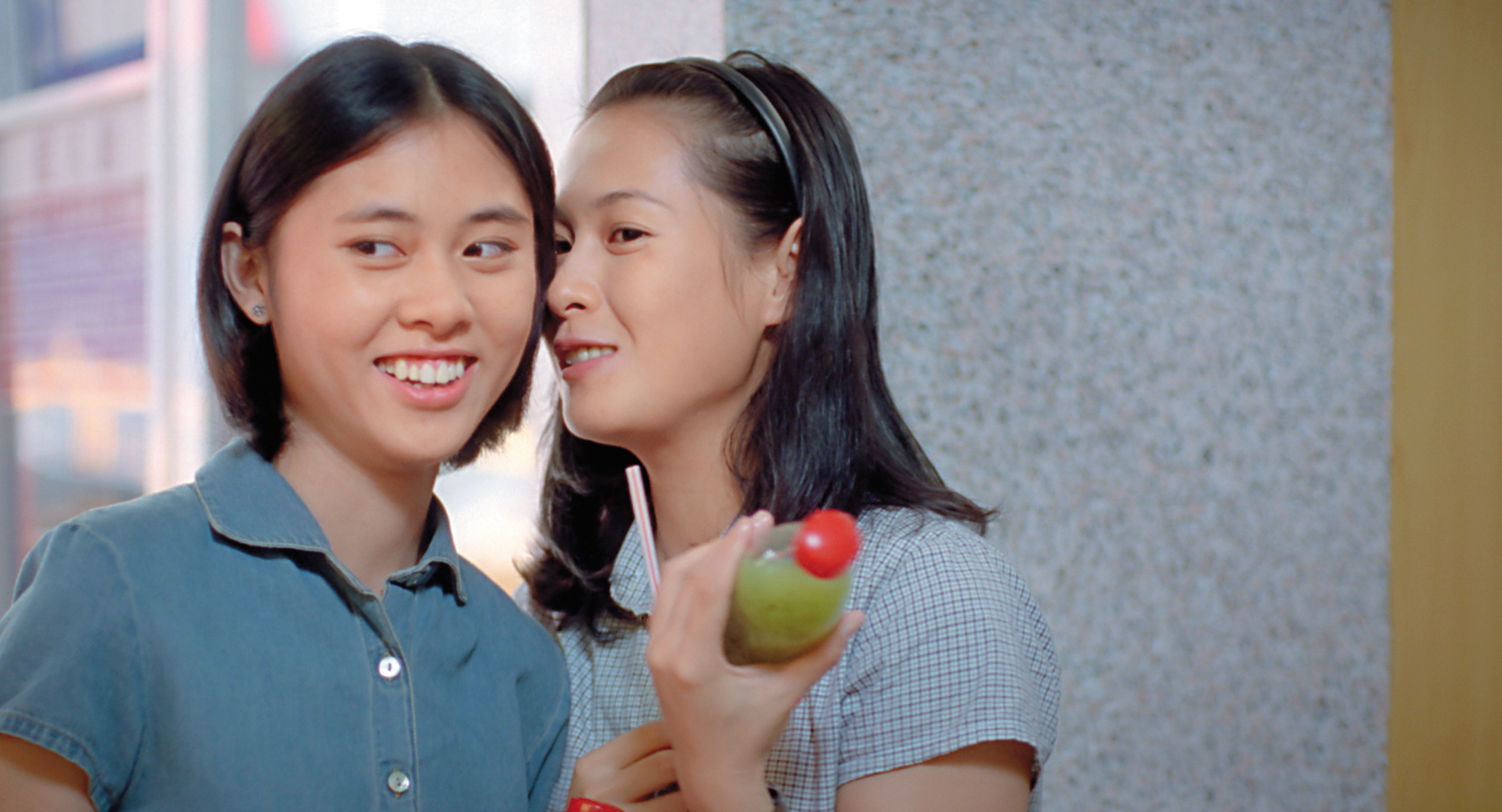 劉若英和曾靜在《美麗在唱歌》扮演一對同志伴侶，兩人也一起在東京影展中封后。