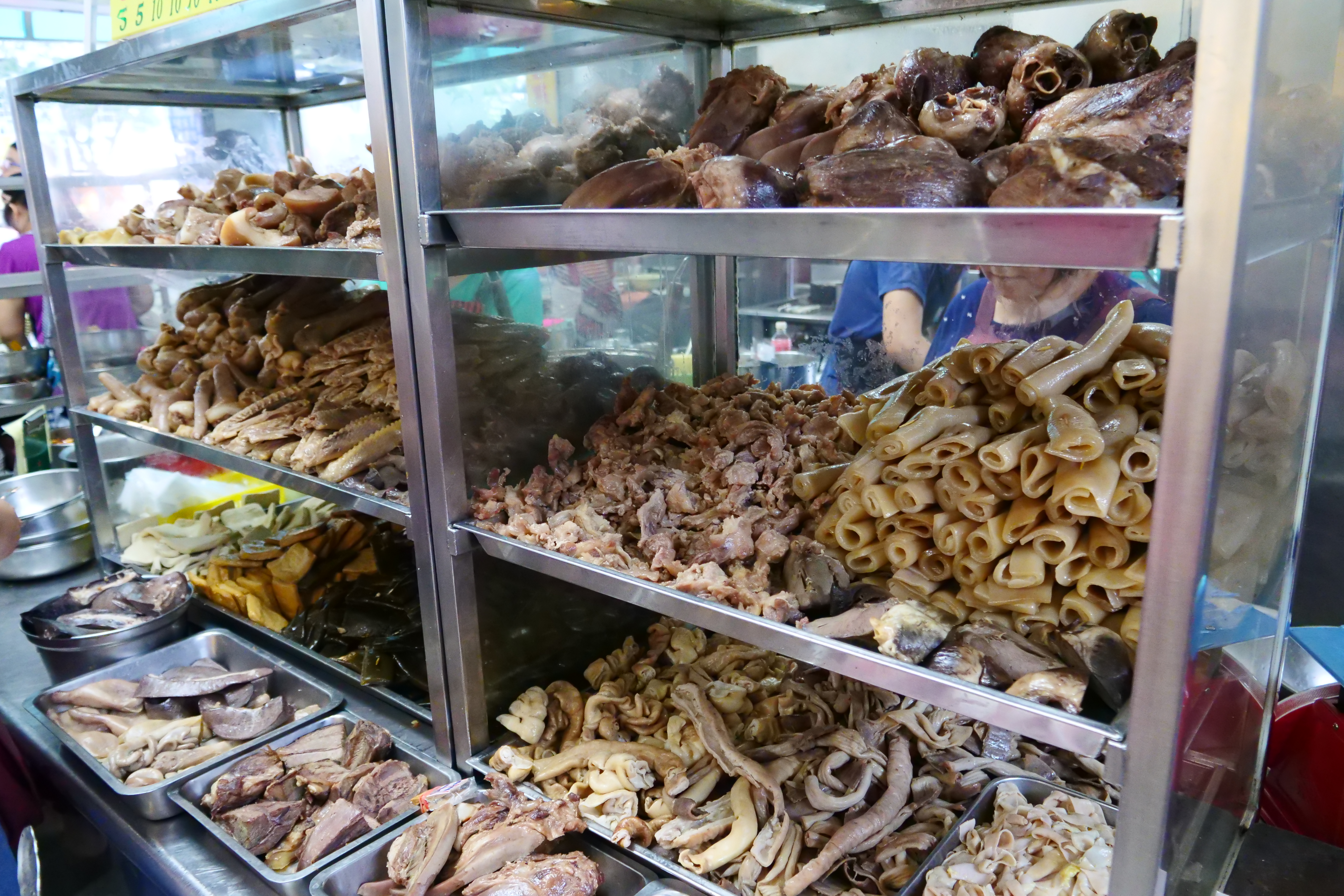 一整櫥滿滿的滷味，從豬鼻、臉頰肉到豬尾巴等部位都俱全。（15～25元／兩）