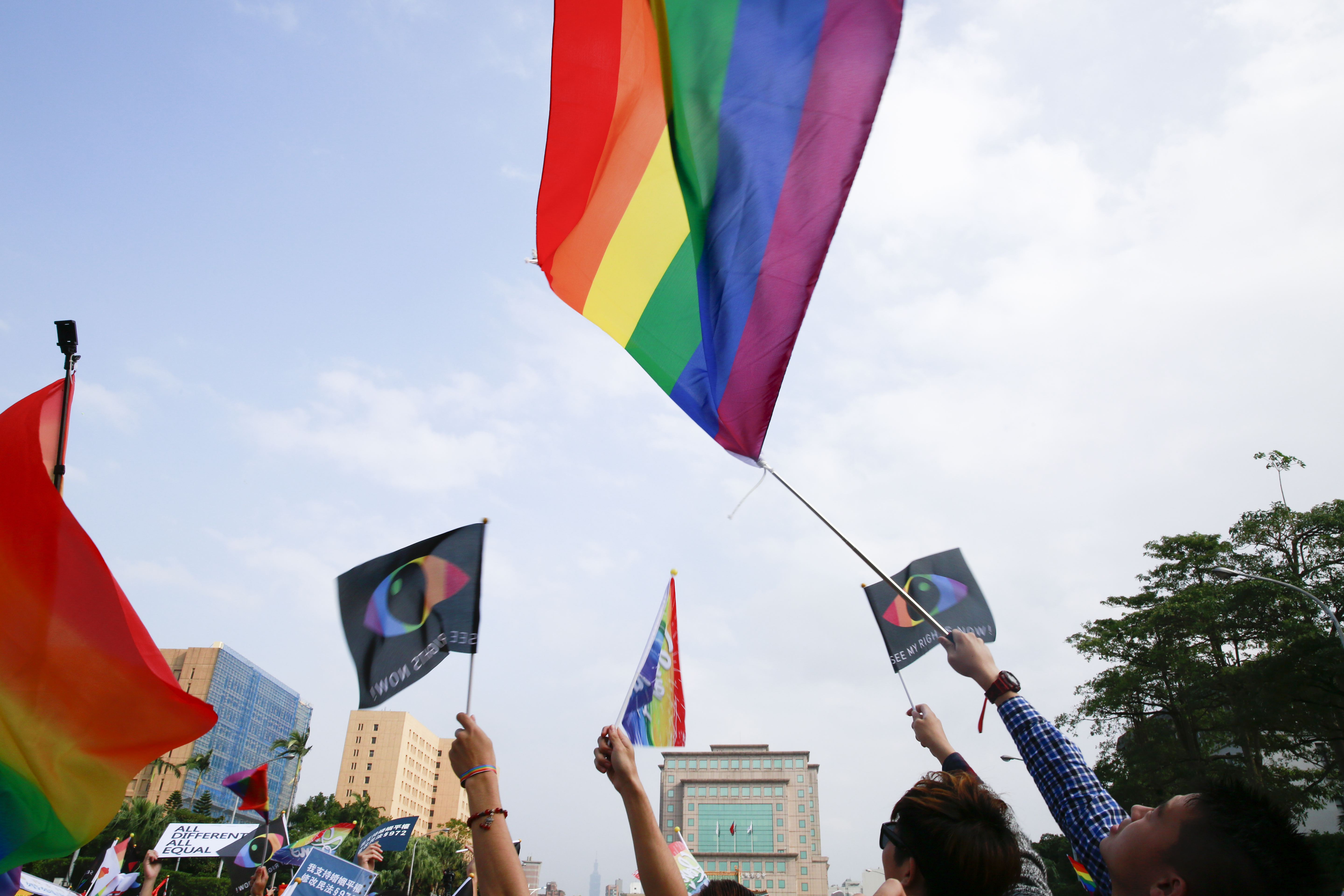 同婚納入民法的公投連署在週末2天暴增8萬人。