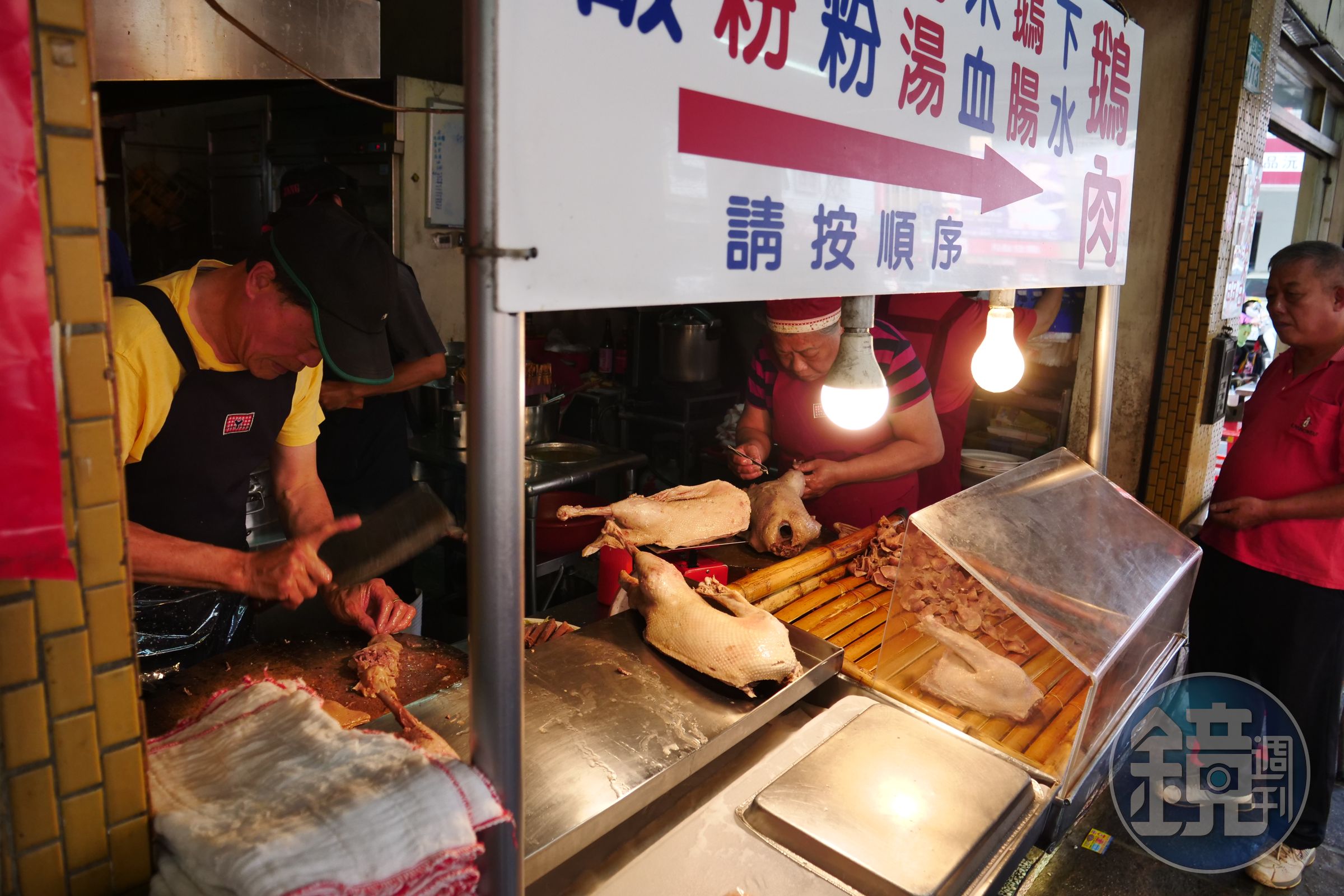 「台中鵝肉」販賣品項簡單，分工明確，處理食材細心乾淨。
