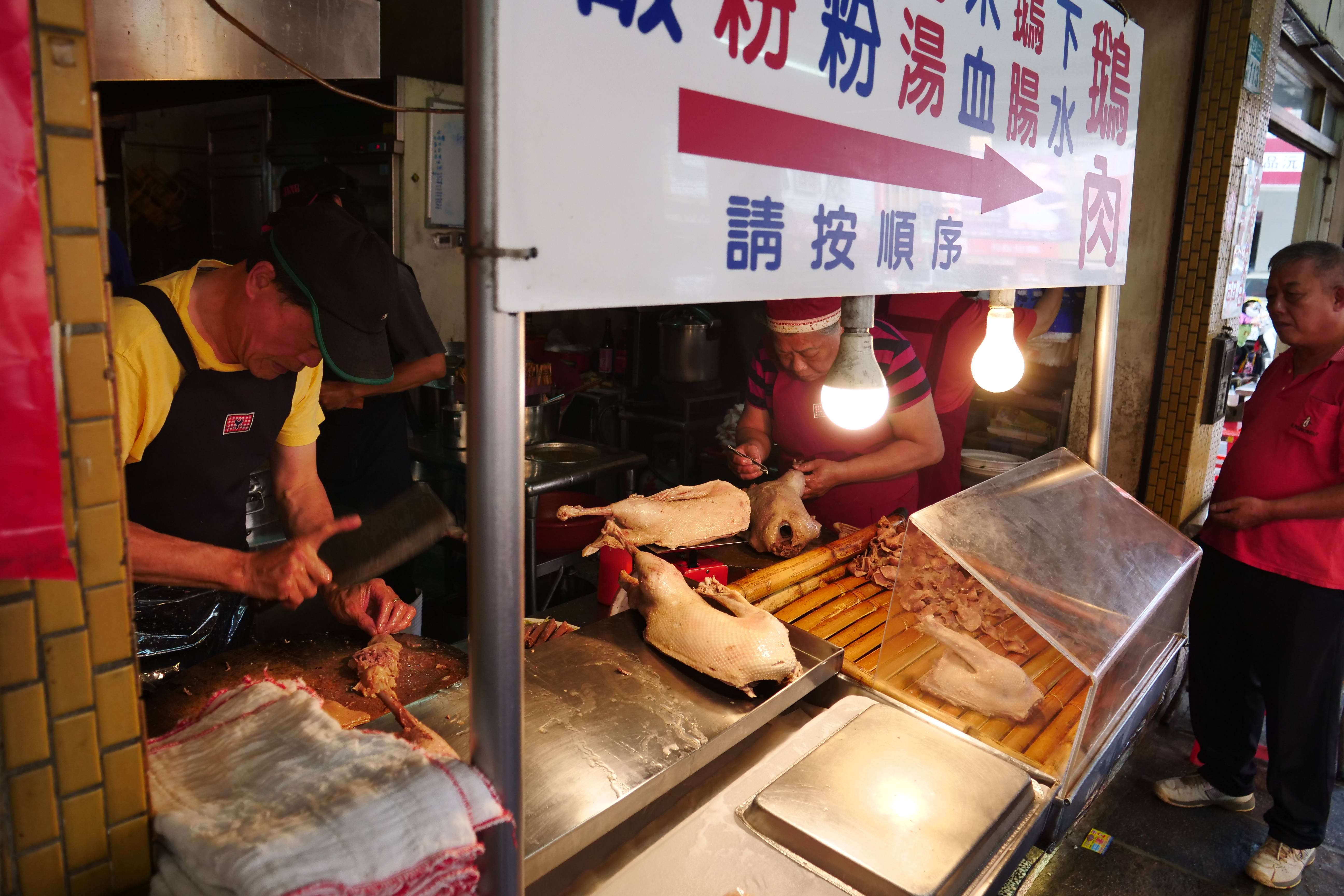 「台中鵝肉」販賣品項簡單，分工明確，處理食材細心乾淨。
