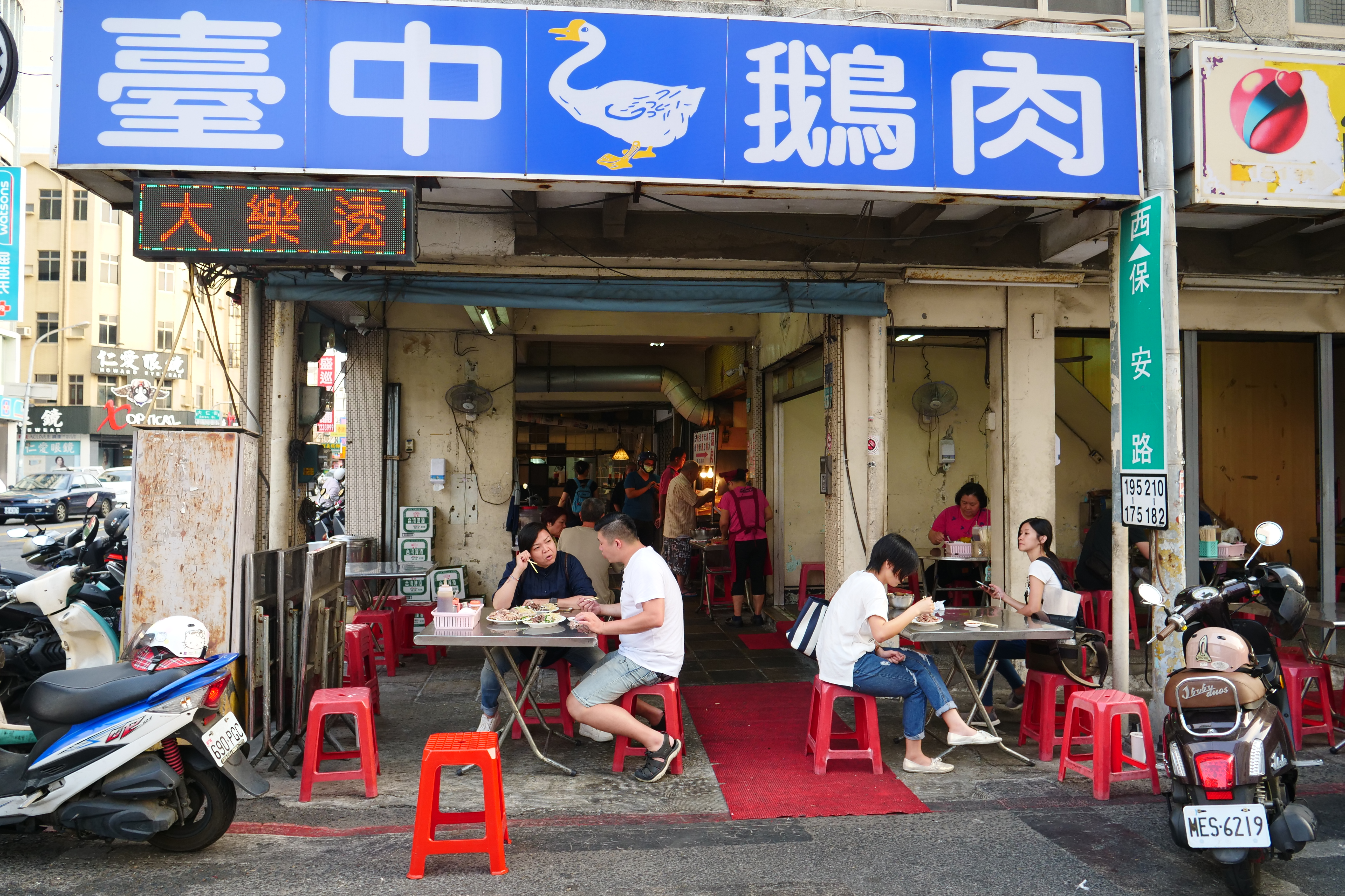 「台中鵝肉」是讓台南人甘願排隊等待的美味。
