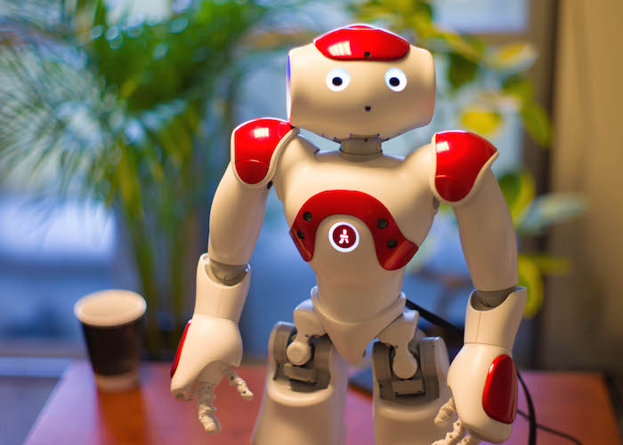 讓學童聽可搭載多達19國語言的小型機器人「NAO」講英語，除了能接觸標準發音外，機器人這個媒介，也可以提高學童的興趣與學習動機，快樂學習。（圖片來源：robot start, inc。https://robotstart.co.jp/robo-nao.html）