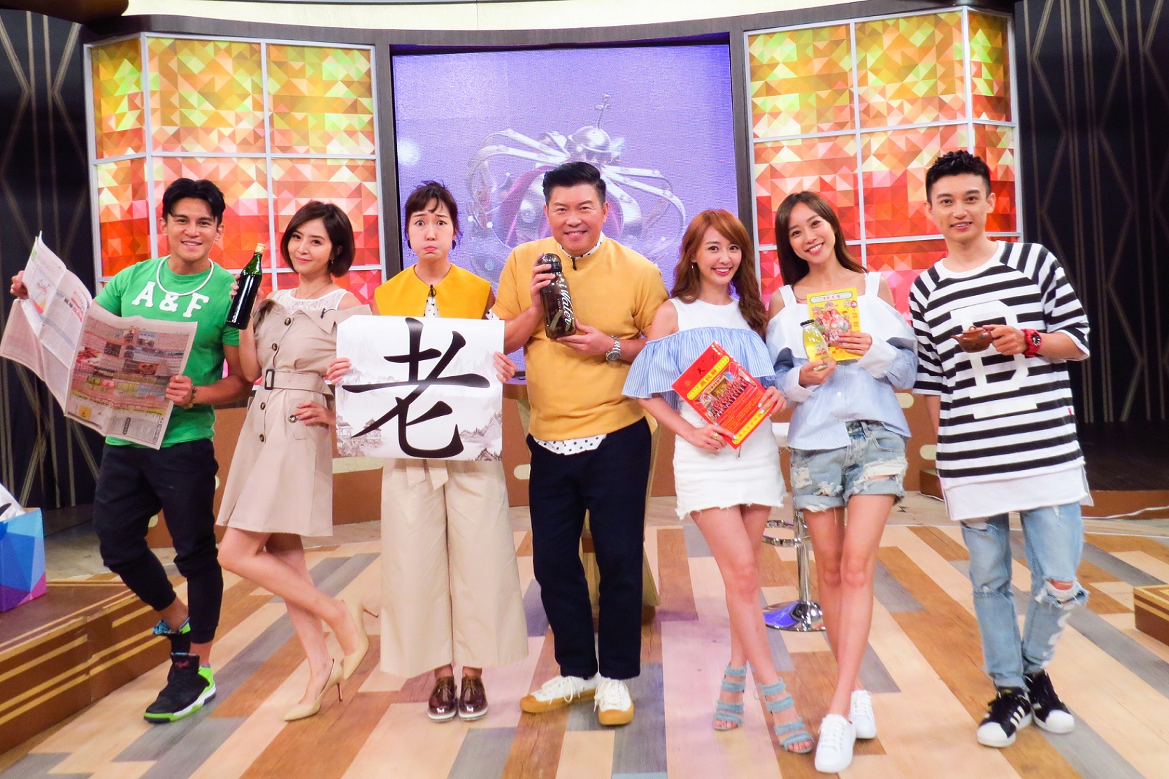 劉容嘉有老人魂，看農民曆過日子，除夕到初四嚴禁家人丟垃圾，因為會散財。（衛視）