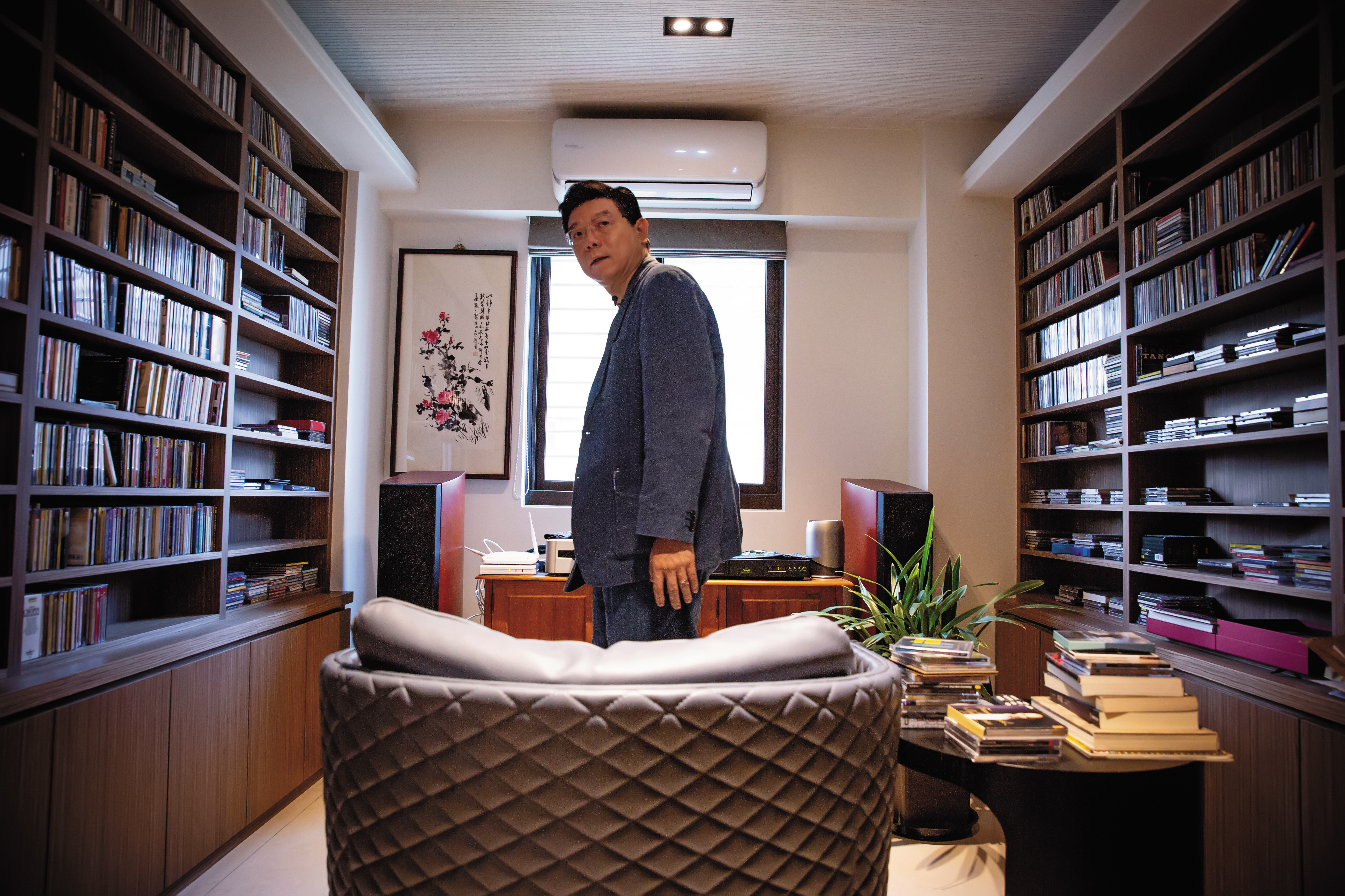裴偉熱愛古典音樂,家中視聽室有一張沙發,一套音響,跟整個牆面的古典音樂CD。