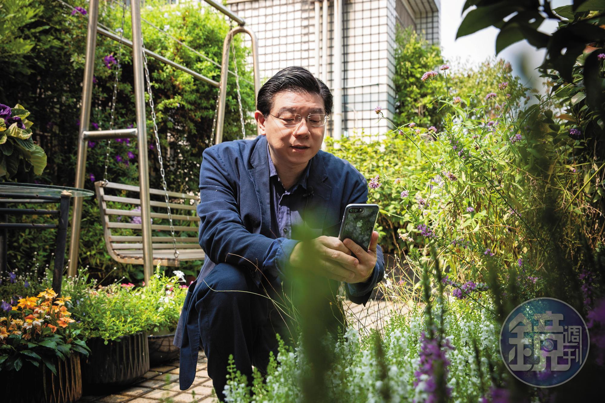 裴偉受父親影響,熱愛花草園藝,自家頂樓闢了花園,時常拍照上傳臉書。