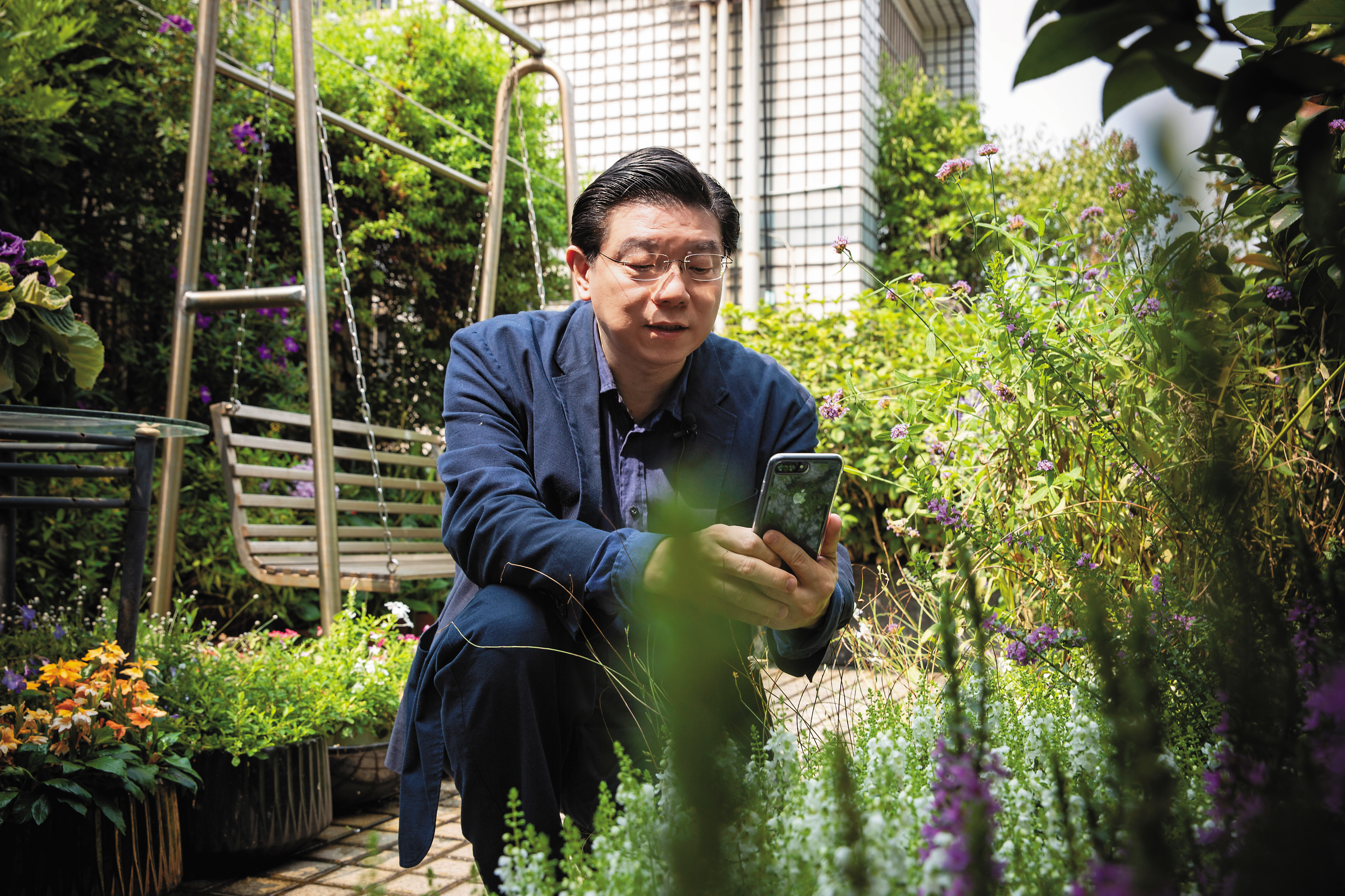 裴偉受父親影響，熱愛花草園藝，自家頂樓闢了花園，時常拍照上傳臉書。