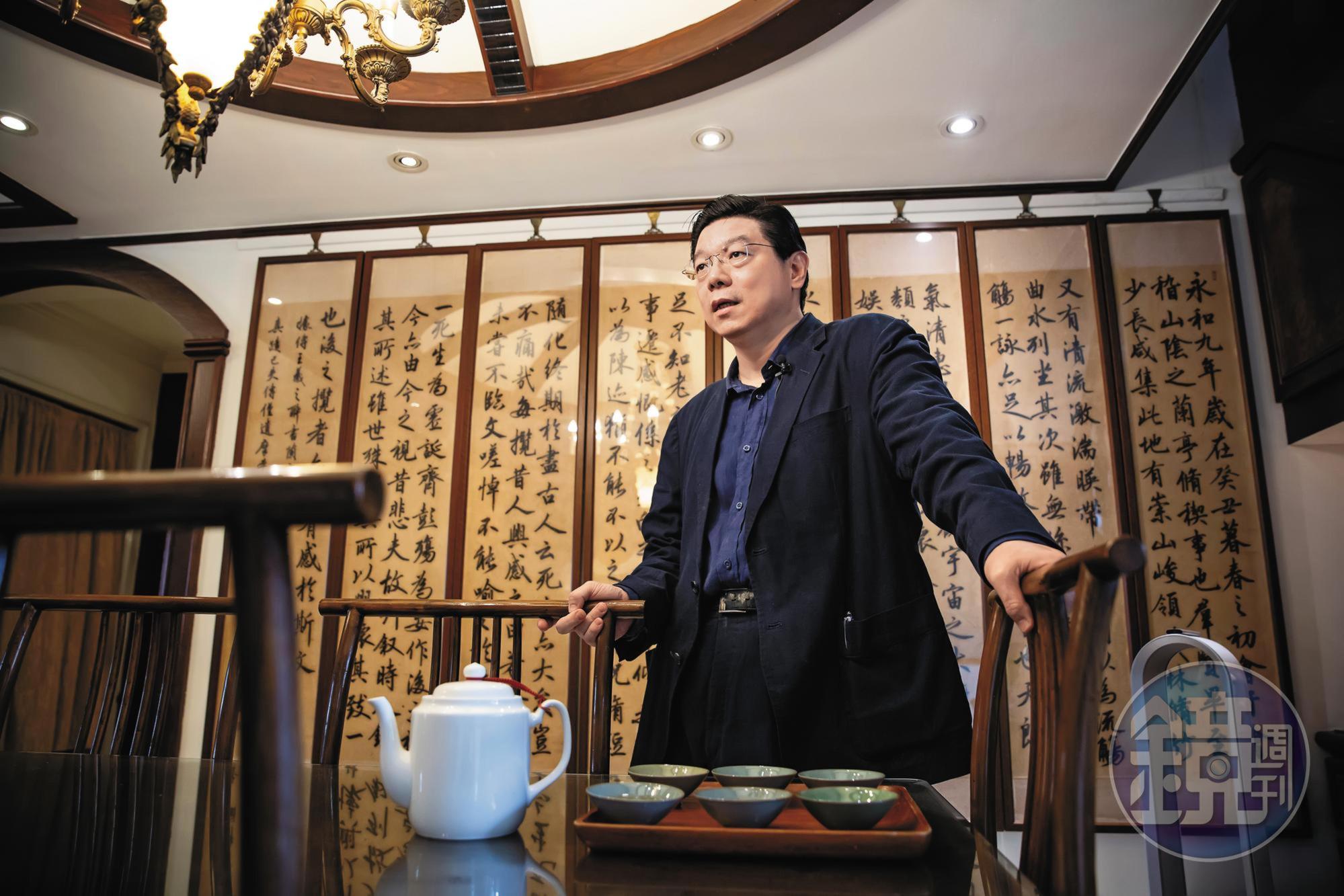 裴偉把自己的事業和家居生活分得清清楚楚,家裡的陳設布置完全不假手他人,後面的《蘭亭集序》為他的書法老師李純甫手筆。