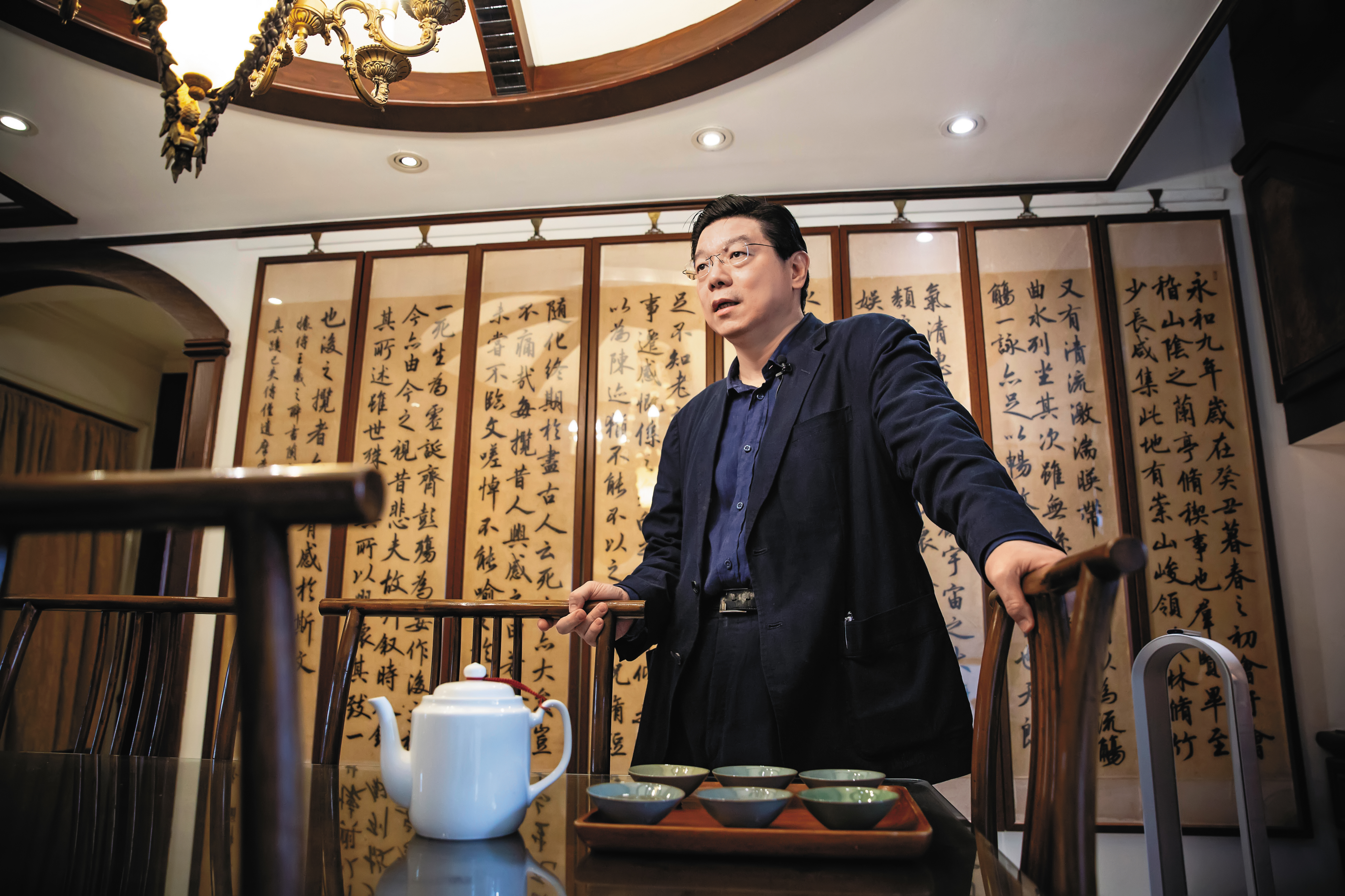 裴偉把自己的事業和家居生活分得清清楚楚，家裡的陳設布置完全不假手他人，後面的《蘭亭集序》為他的書法老師李純甫手筆。