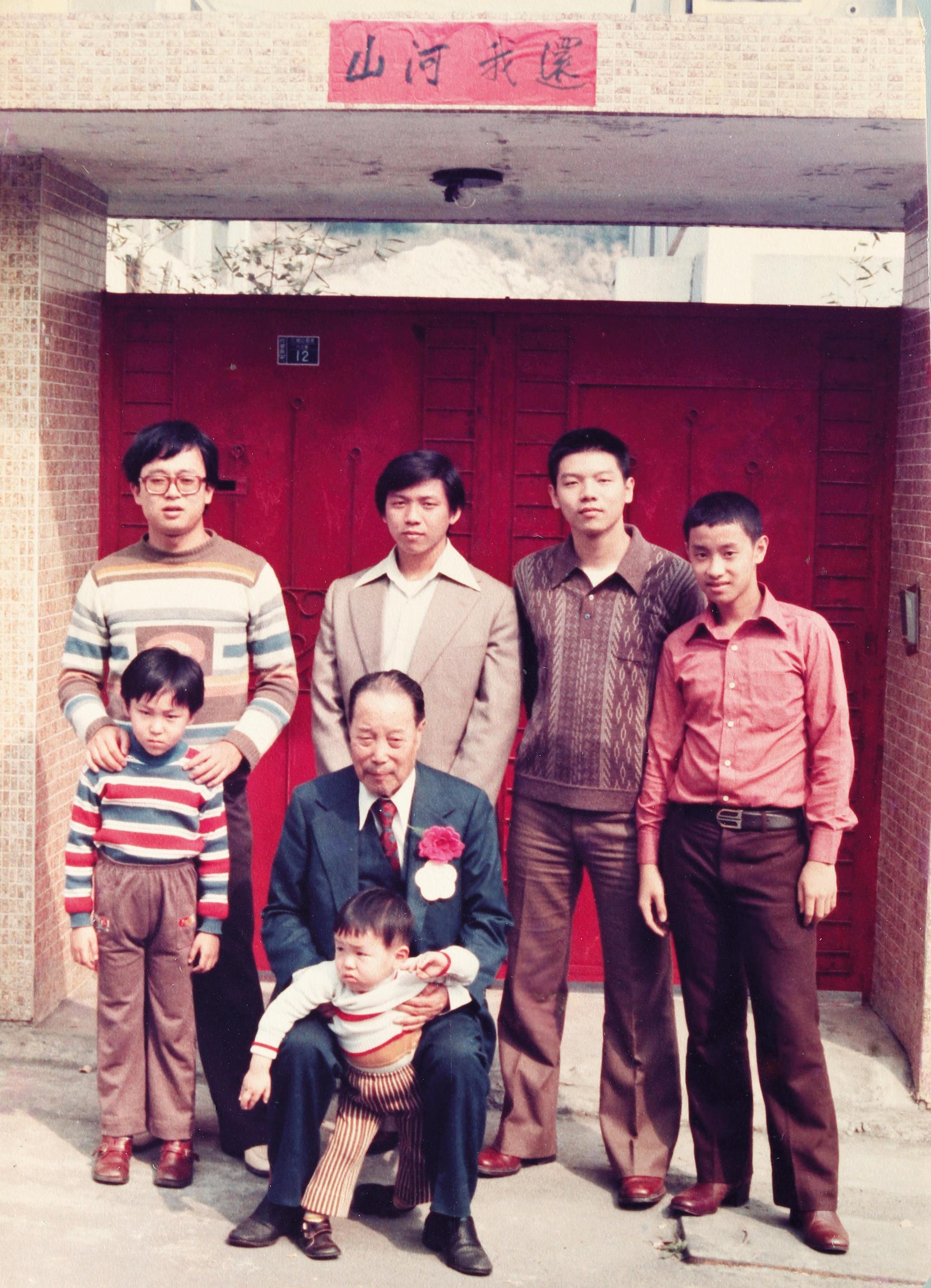 已故的國大代表裴鳴宇(中坐者)是裴偉(右2)伯公,大家庭感情親密,他跟著裴家的小孩喊爺爺,歌手施文彬(右1)是裴鳴宇外孫。(裴偉提供)