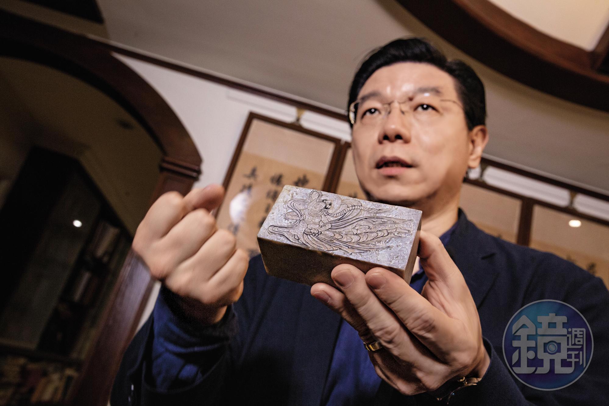 《壹週刊》時期,裴偉說他在辦公室等簽樣的空檔都在刻印章。圖為他刻的飛天。