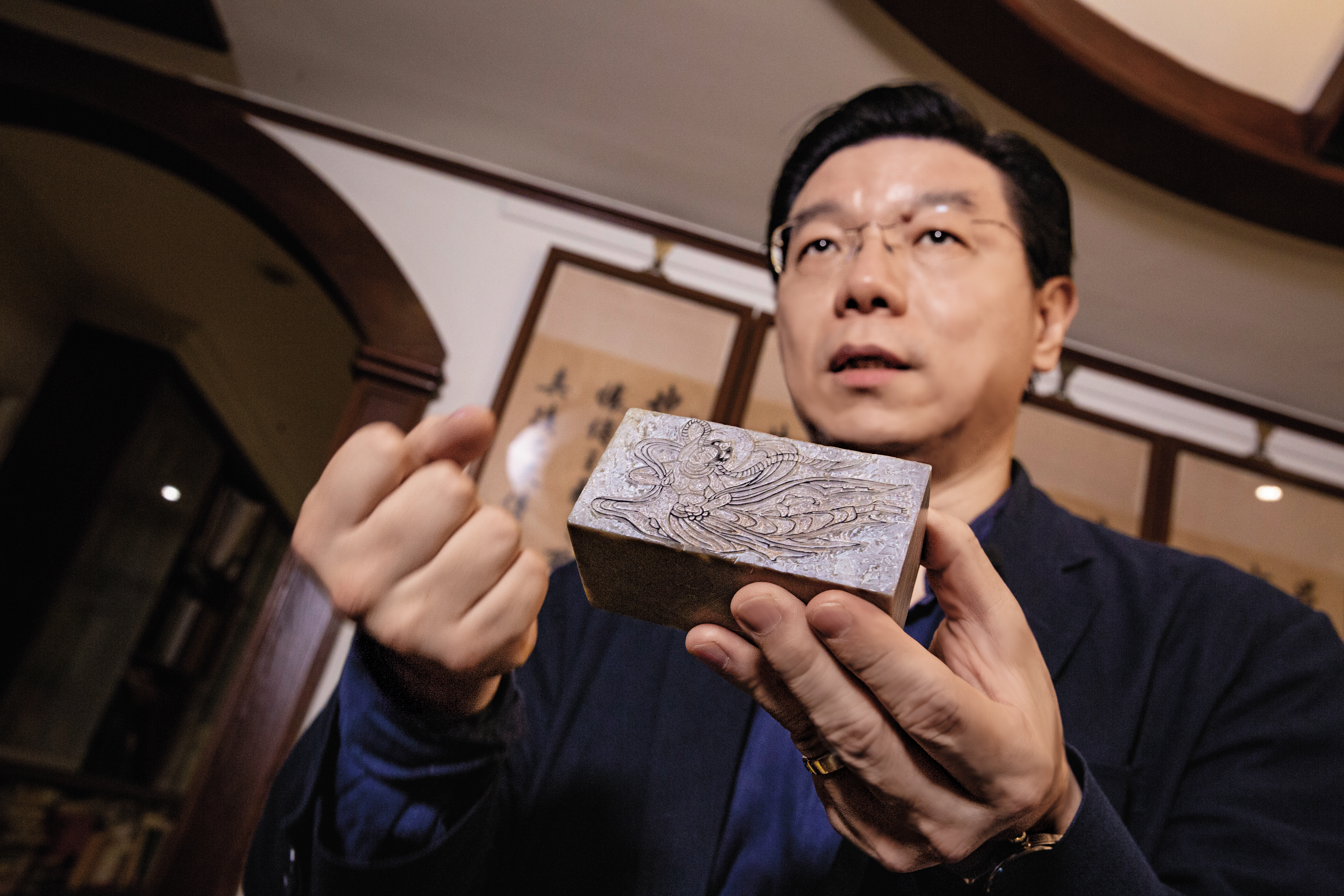 《壹週刊》時期，裴偉說他在辦公室等簽樣的空檔都在刻印章。圖為他刻的飛天。
