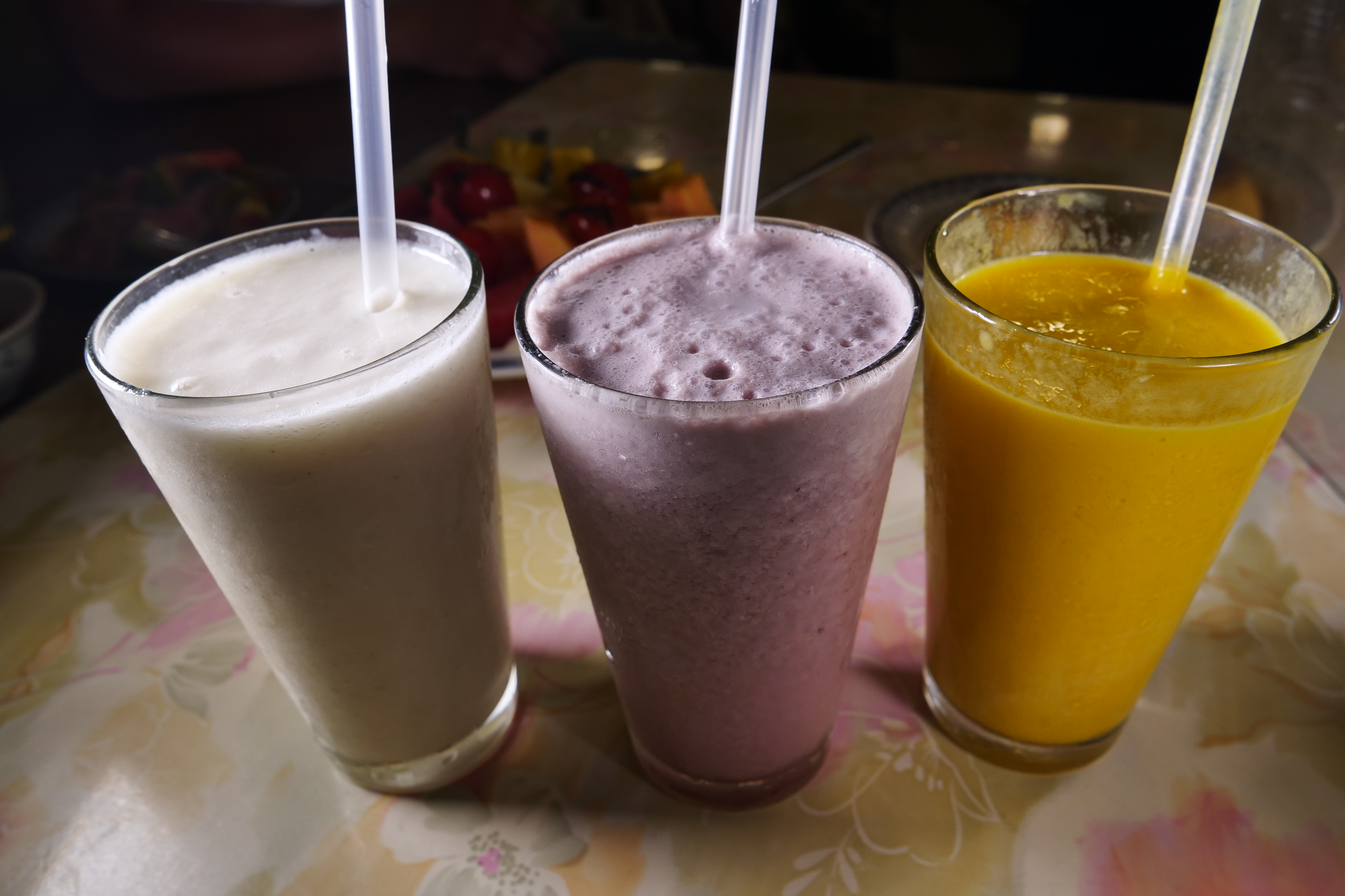 3杯以當季土芒果、巨峰葡萄及釋迦打的果汁，新鮮好喝。（120元～200元／杯）