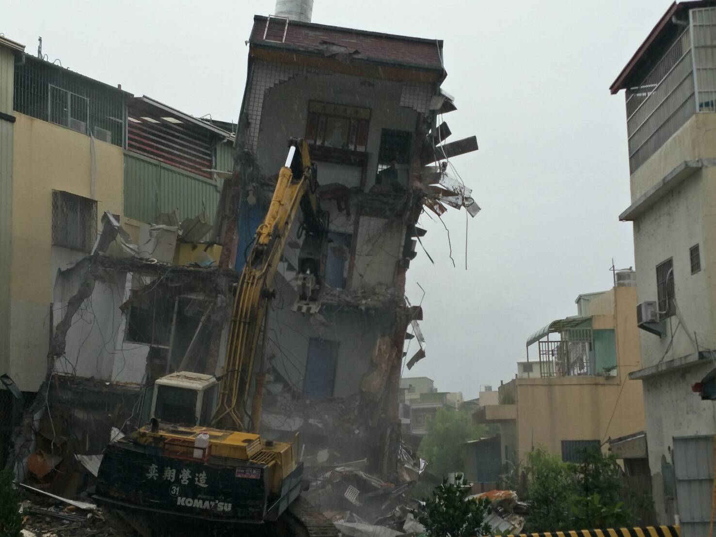 由於又有西南氣流來勢洶洶，市府拆除歪樓工程進度緩慢。