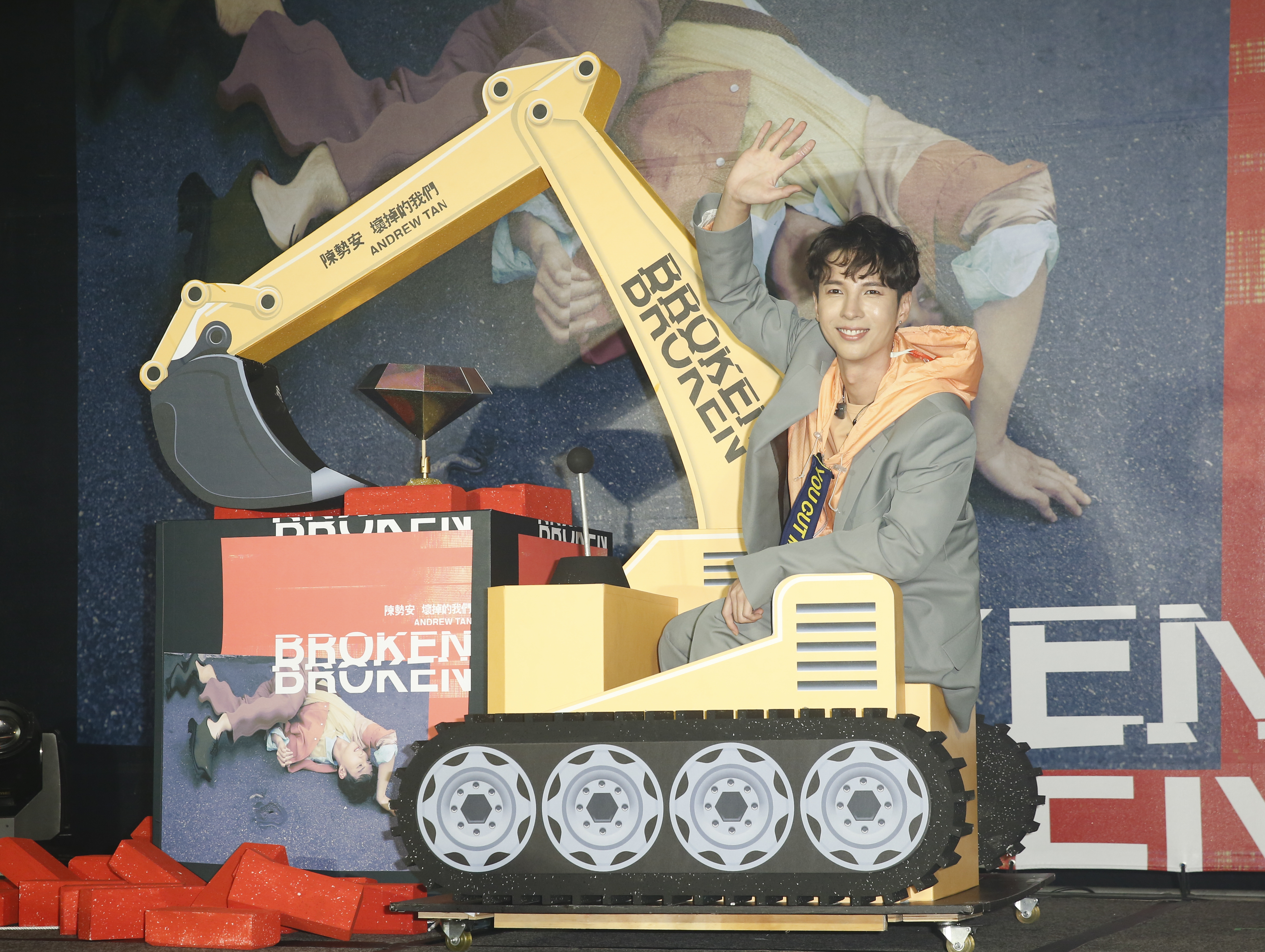 陳勢安坐上特製挖土機， 象徵專輯像寶藏般，蘊含無限能量。