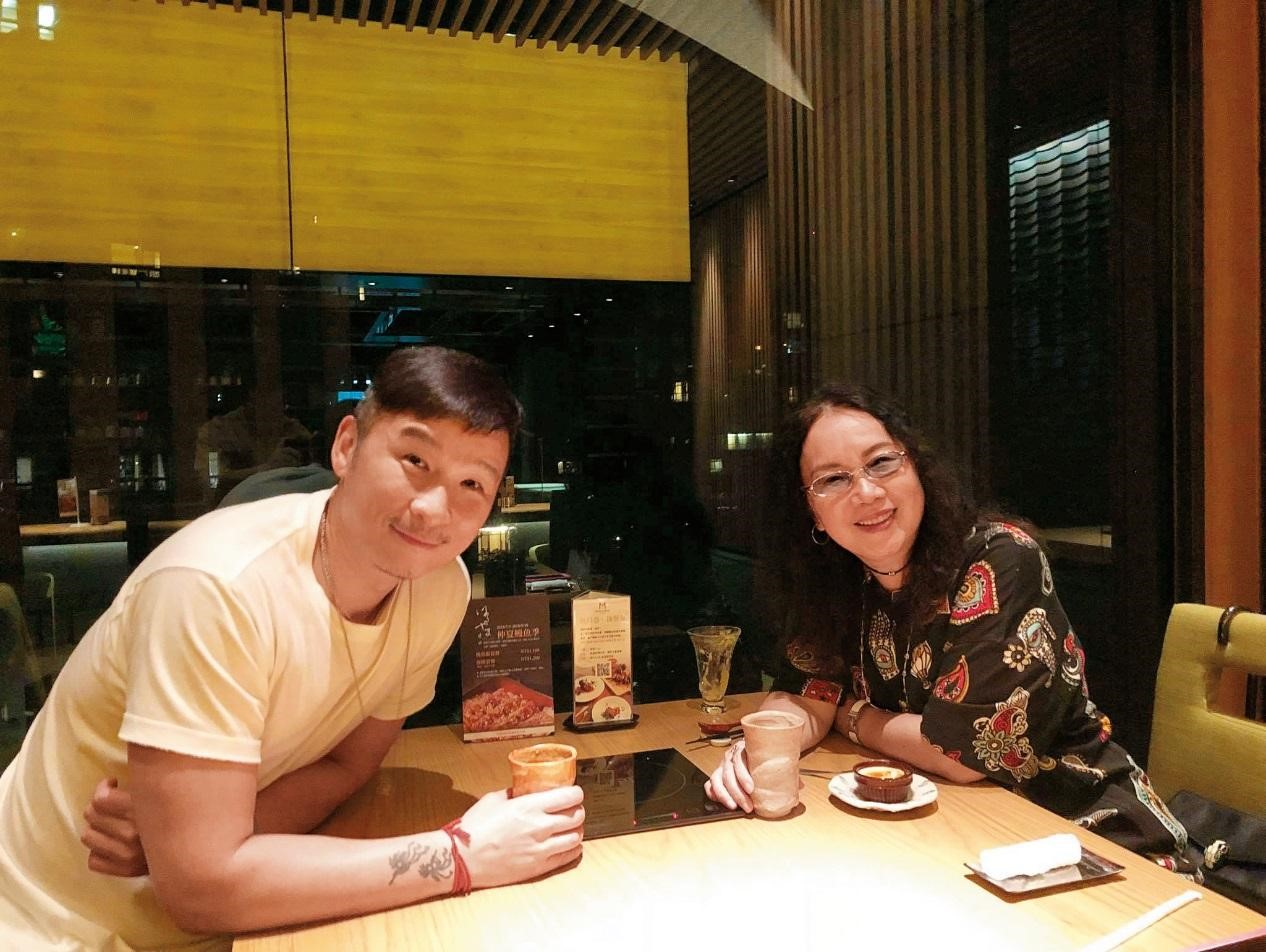 陳鎮川（左）高中時代因迷上蘇芮（右）而入行。（翻攝自陳鎮川臉書）