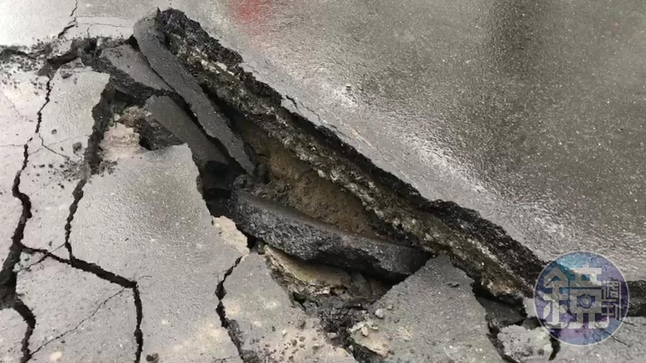 河川局認為，疑似暴雨加地震才會造成緊鄰河川的道路出現大裂縫。