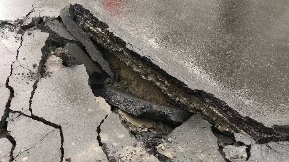 河川局認為，疑似暴雨加地震才會造成緊鄰河川的道路出現大裂縫。